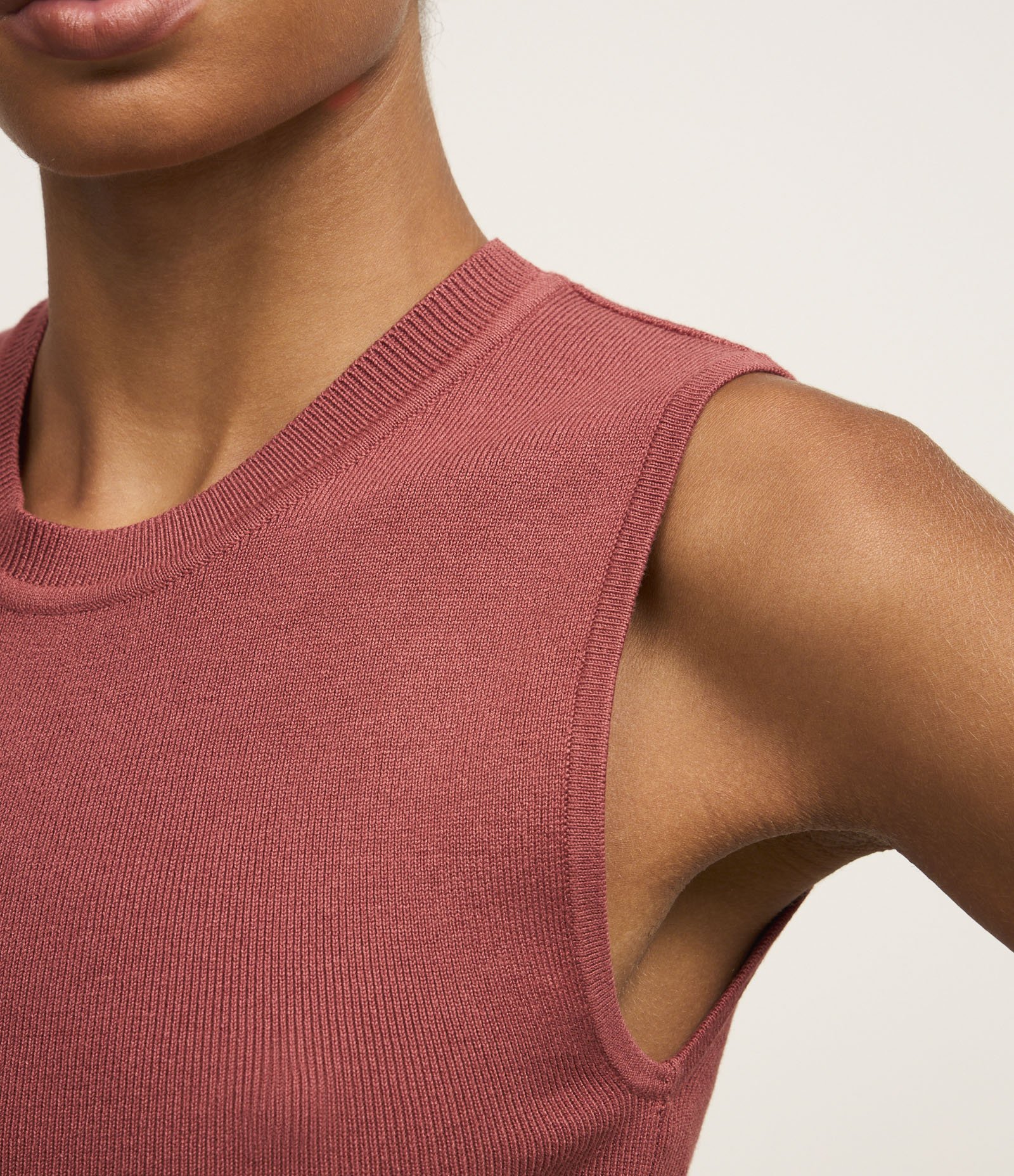 Blusa Sem Manga em Tricô Canelado com Gola Redonda Terracota 3