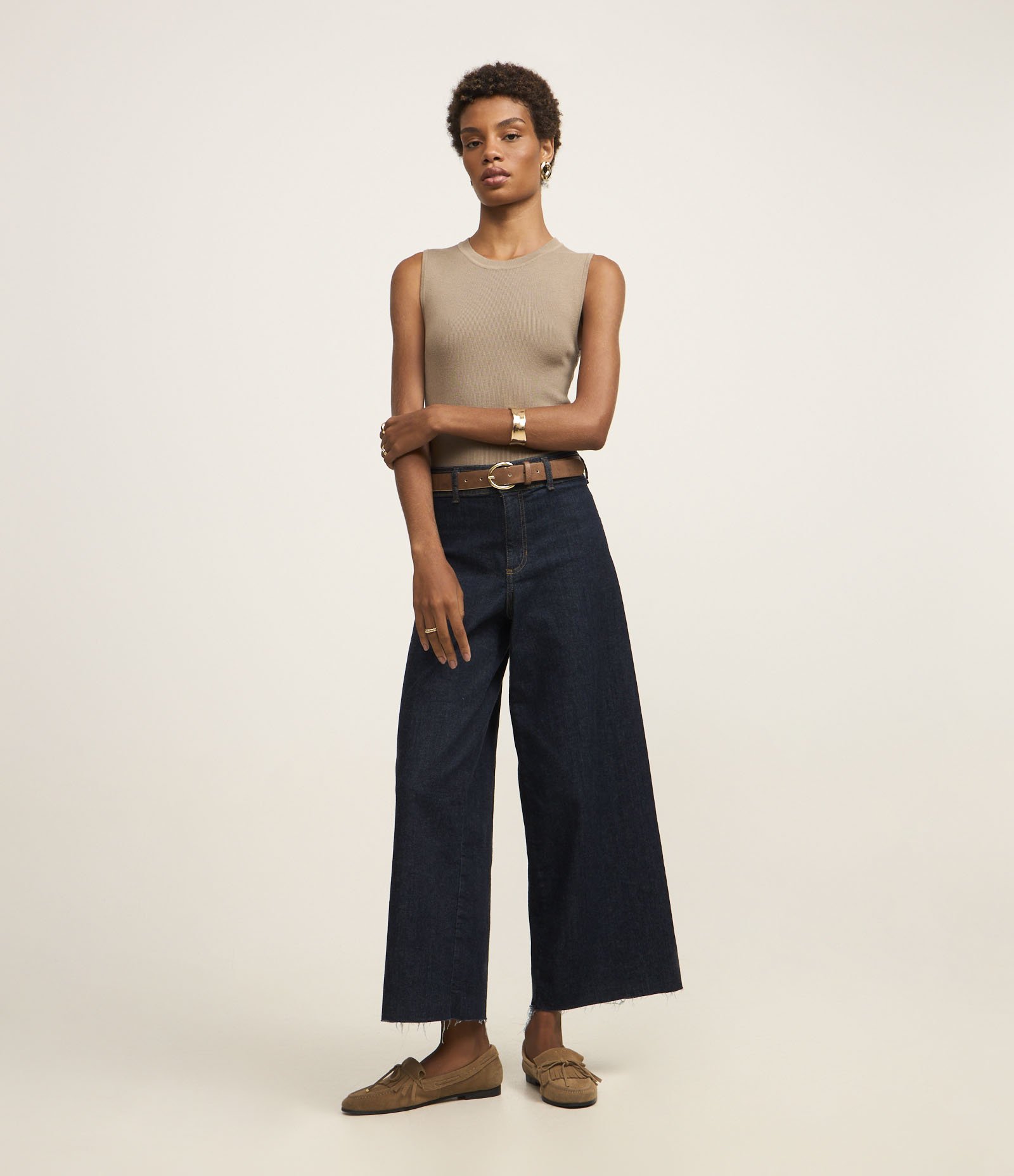 Blusa Sem Manga em Tricô Canelado com Gola Redonda Cinza 2