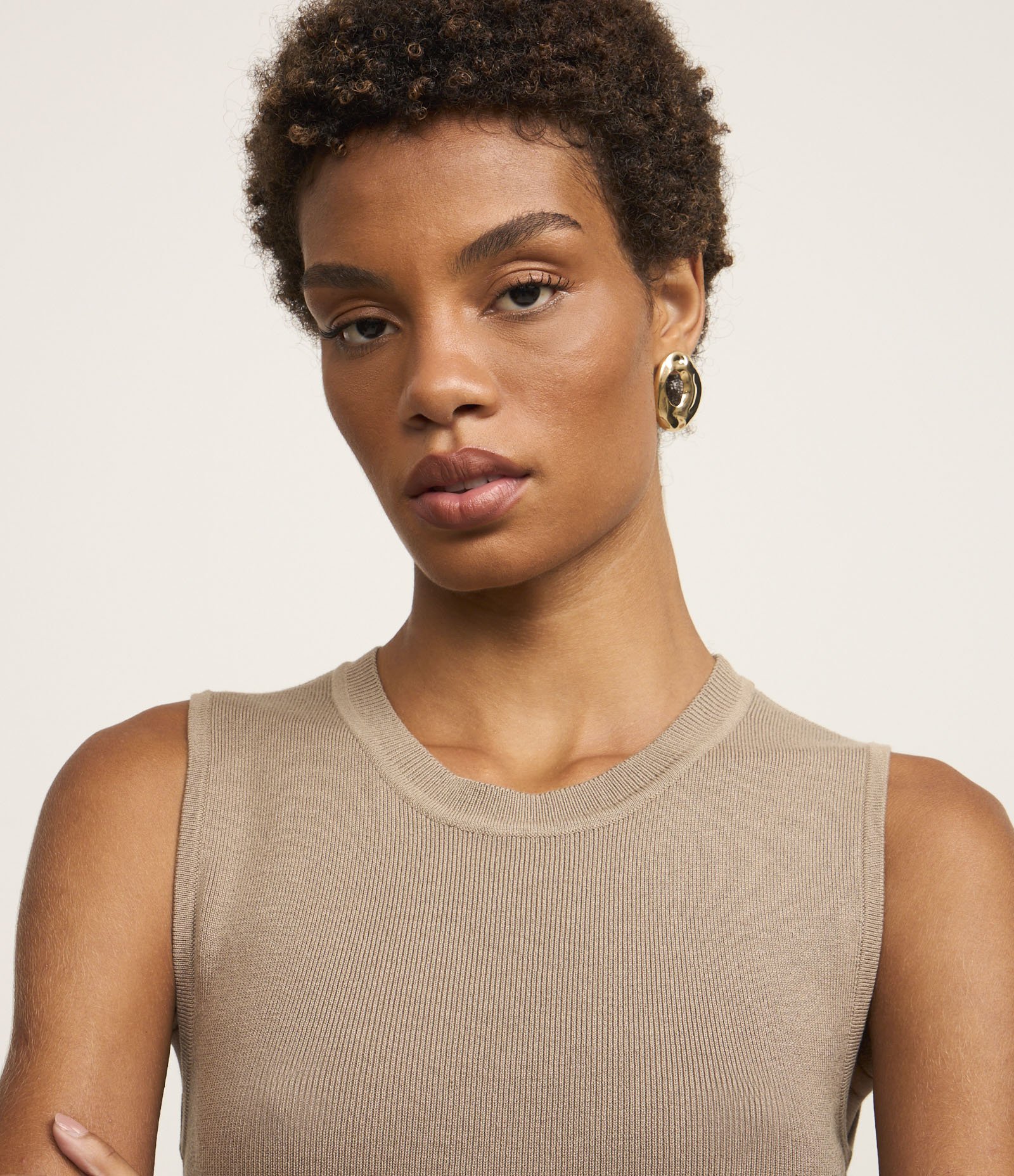 Blusa Sem Manga em Tricô Canelado com Gola Redonda Cinza 4