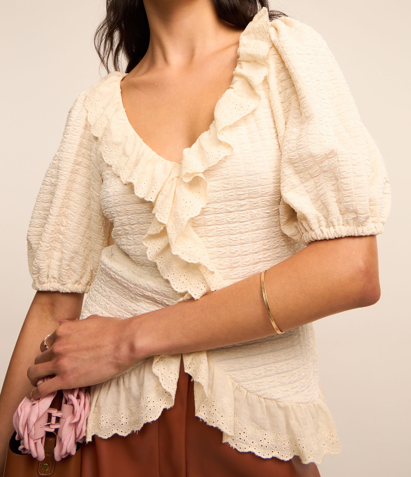 Blusa em Tecido Texturizado com Manga Bufante e Babados Off White 3