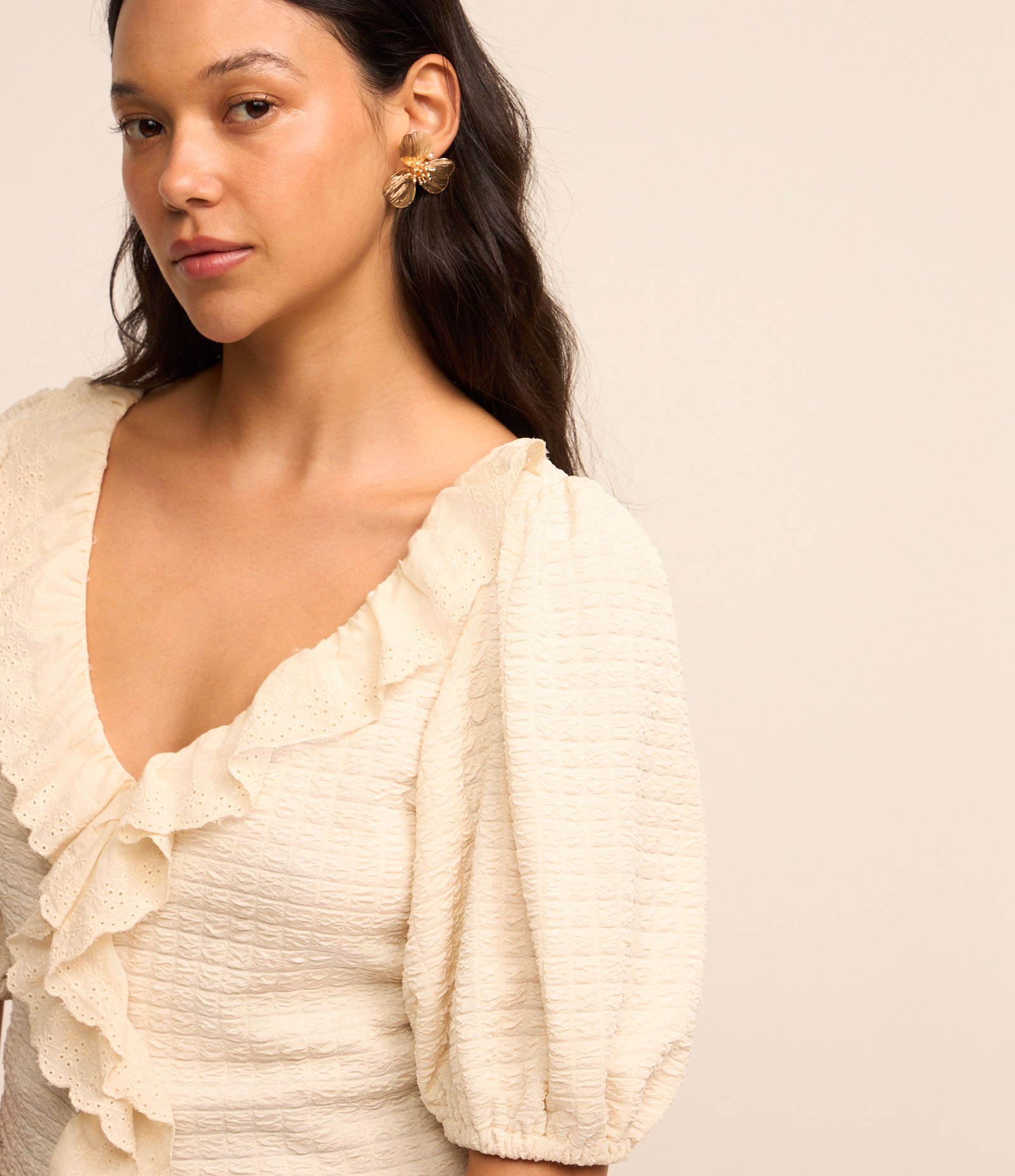 Blusa em Tecido Texturizado com Manga Bufante e Babados Off White 4