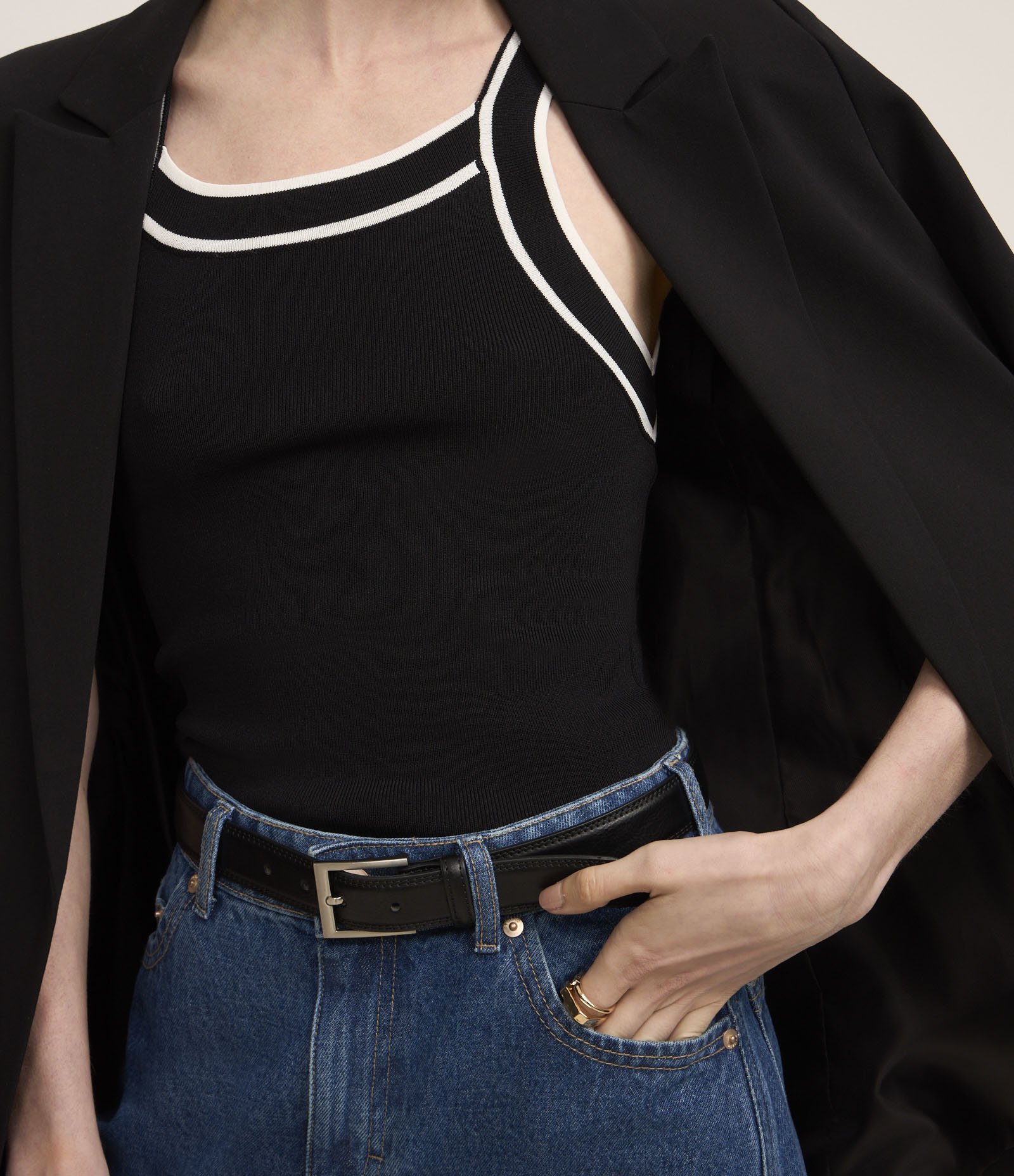 Blusa em Tricô com Detalhes Contrastantes Preto 3