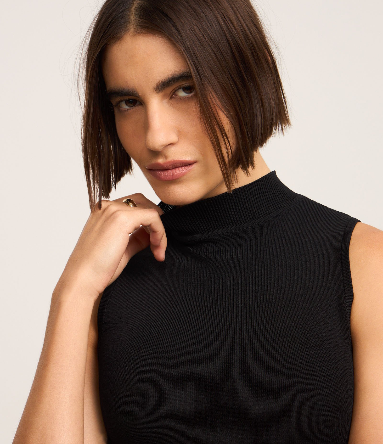 Blusa em Tricô com Golinha e Textura Canelada Preto 4