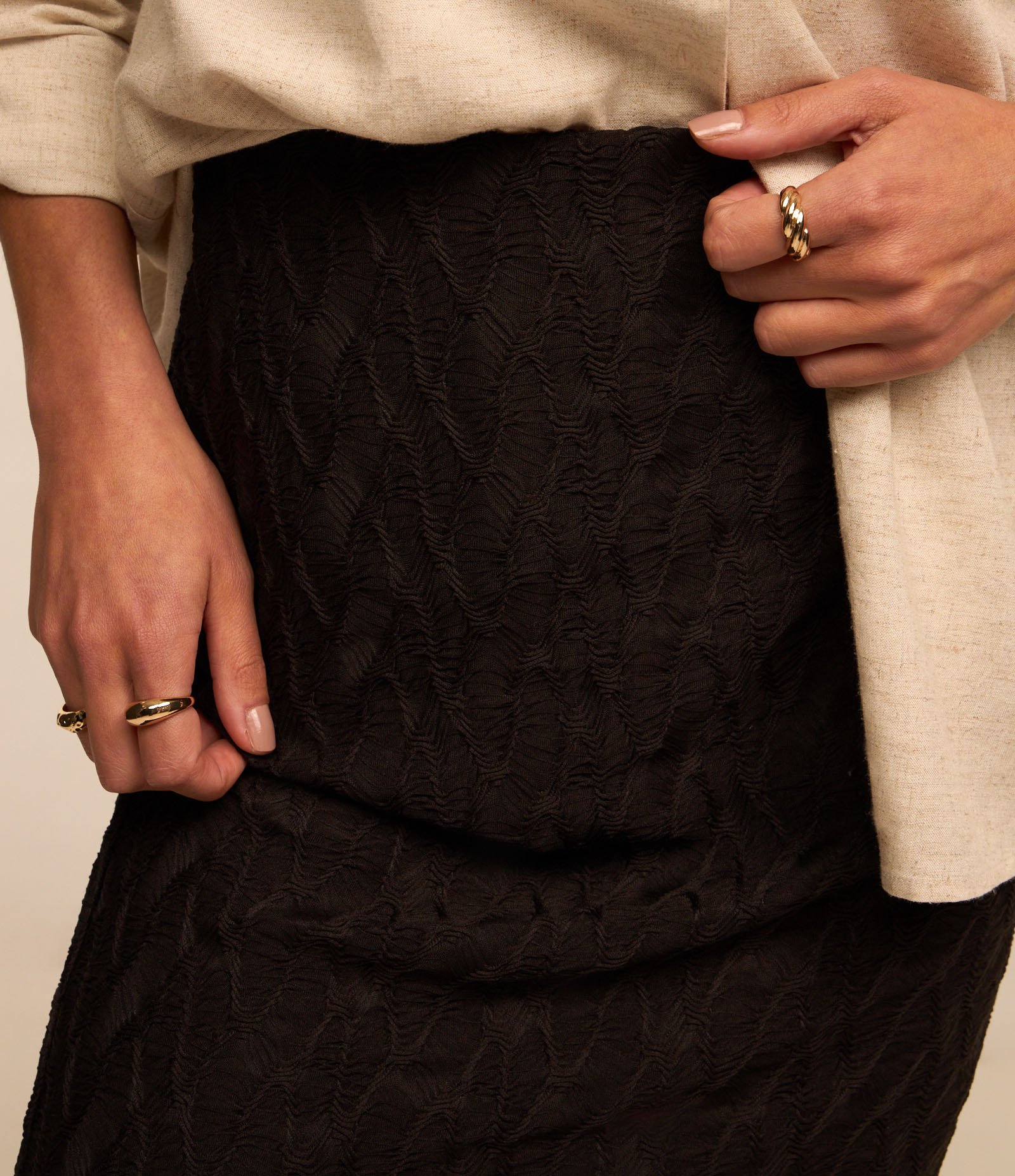 Saia Reta com Cós Elástico e Texturas Preto 4