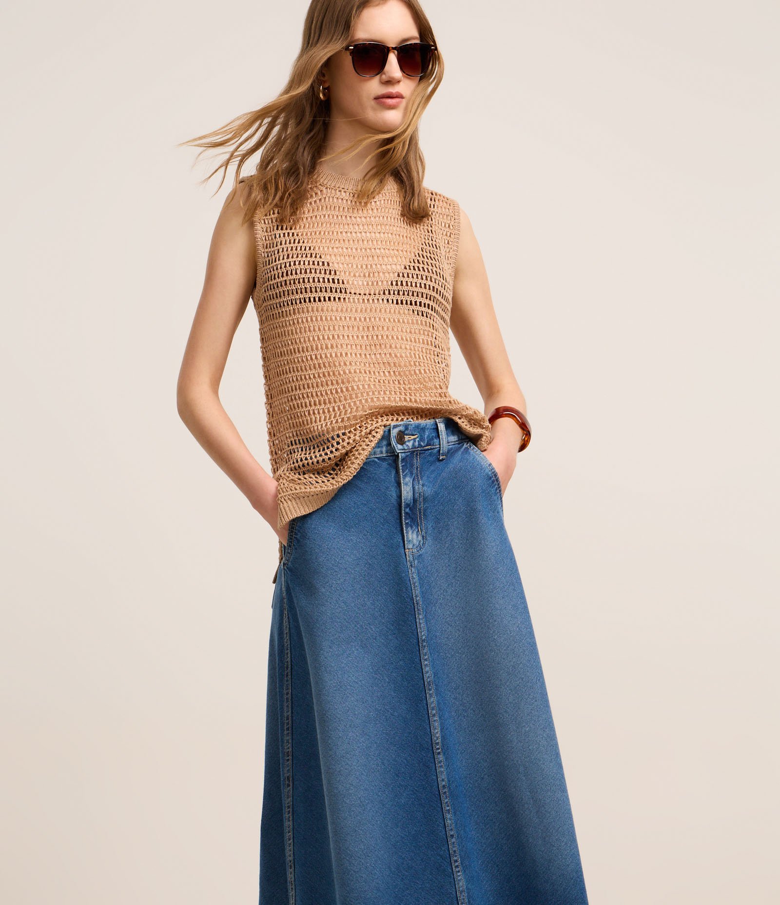 Saia Midi Evasê em Jeans com Recorte no Viés Médio 2