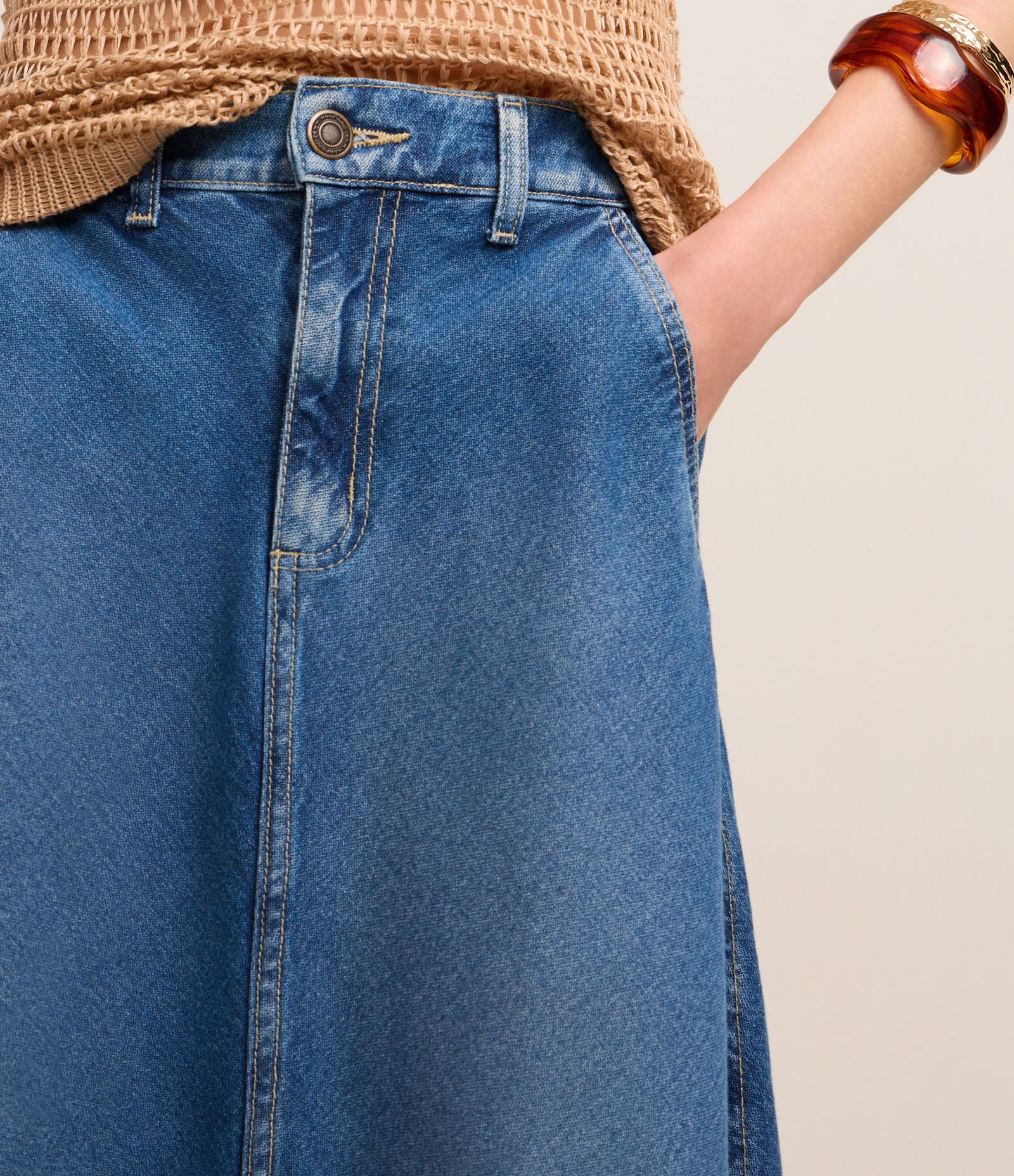 Saia Midi Evasê em Jeans com Recorte no Viés Médio 4
