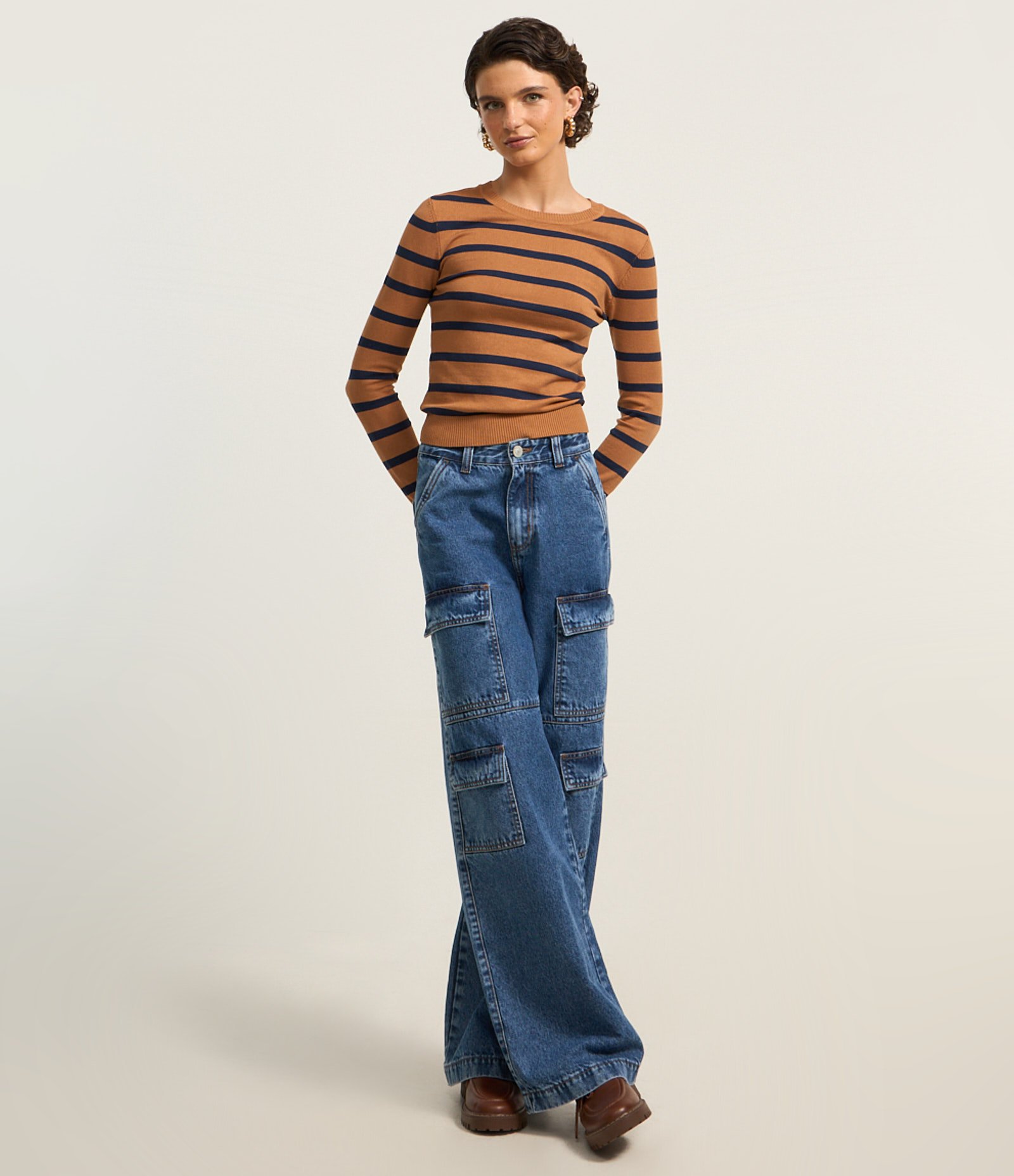 Blusa em Viscose Listrado com Punhos e Barra Canelada Bege 2