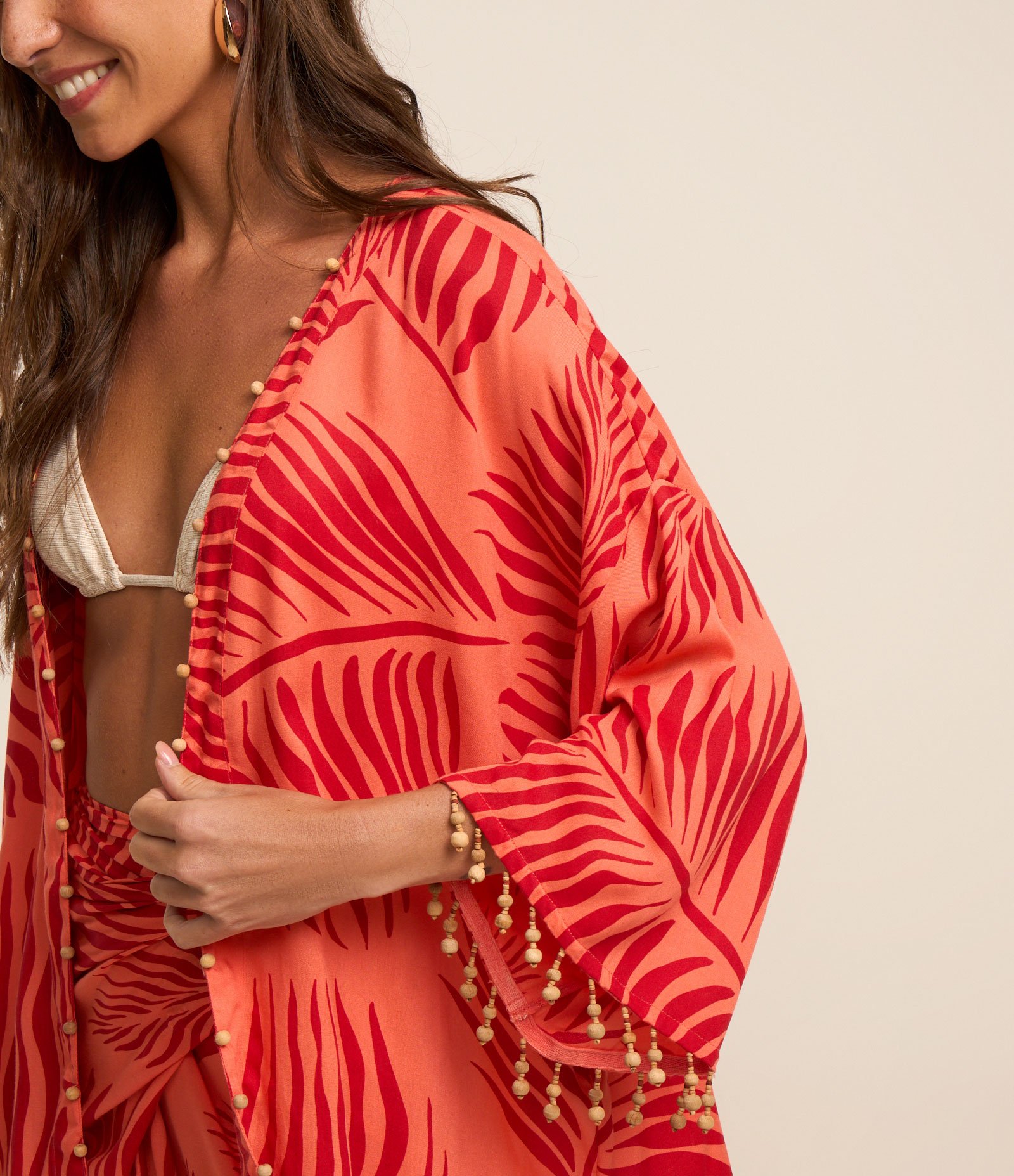 Kimono em Viscose com Estampa de Folhas e Aplicações em Madeira Laranja/Vermelho 4