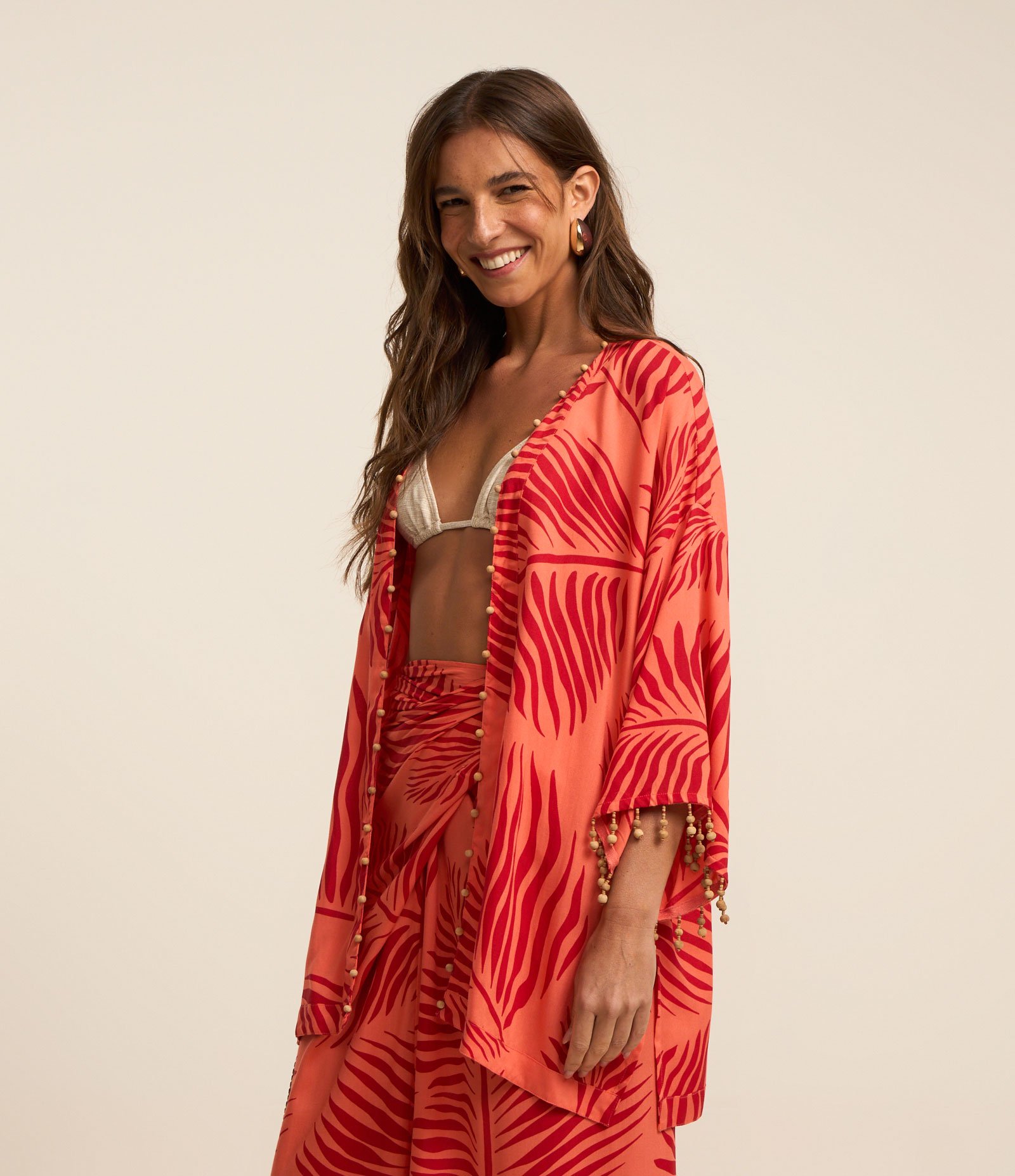 Kimono em Viscose com Estampa de Folhas e Aplicações em Madeira Laranja/Vermelho 1