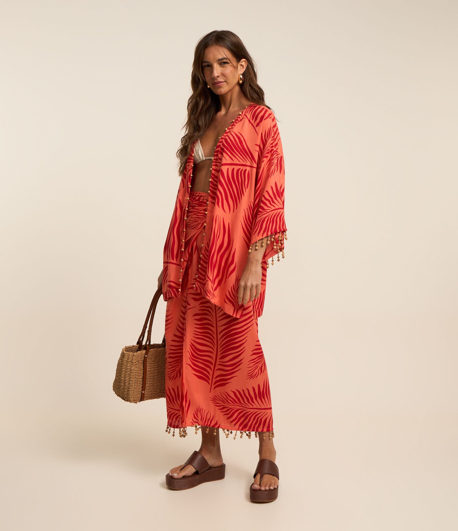 Kimono em Viscose com Estampa de Folhas e Aplicações em Madeira Laranja/Vermelho 2