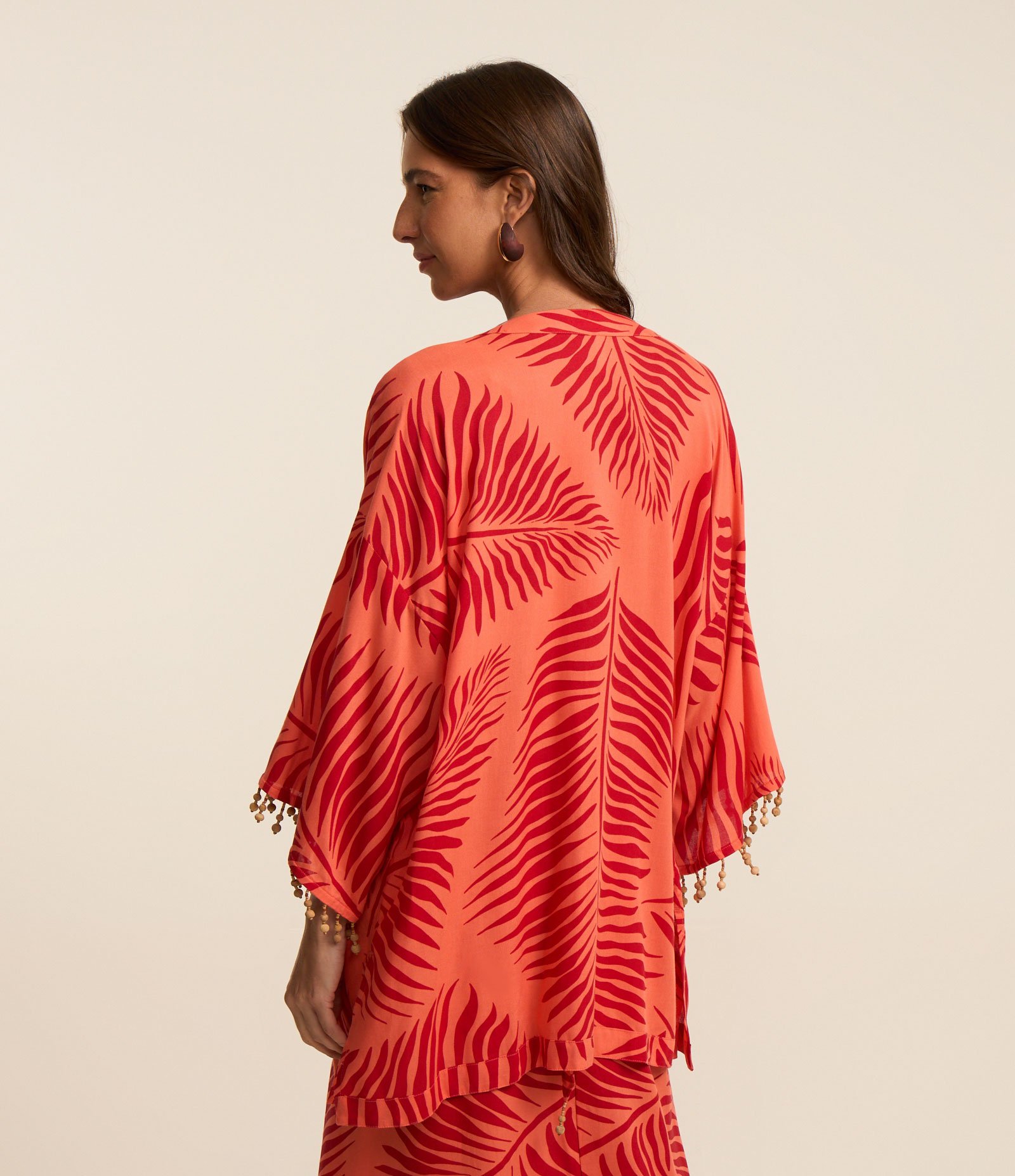 Kimono em Viscose com Estampa de Folhas e Aplicações em Madeira Laranja/Vermelho 3