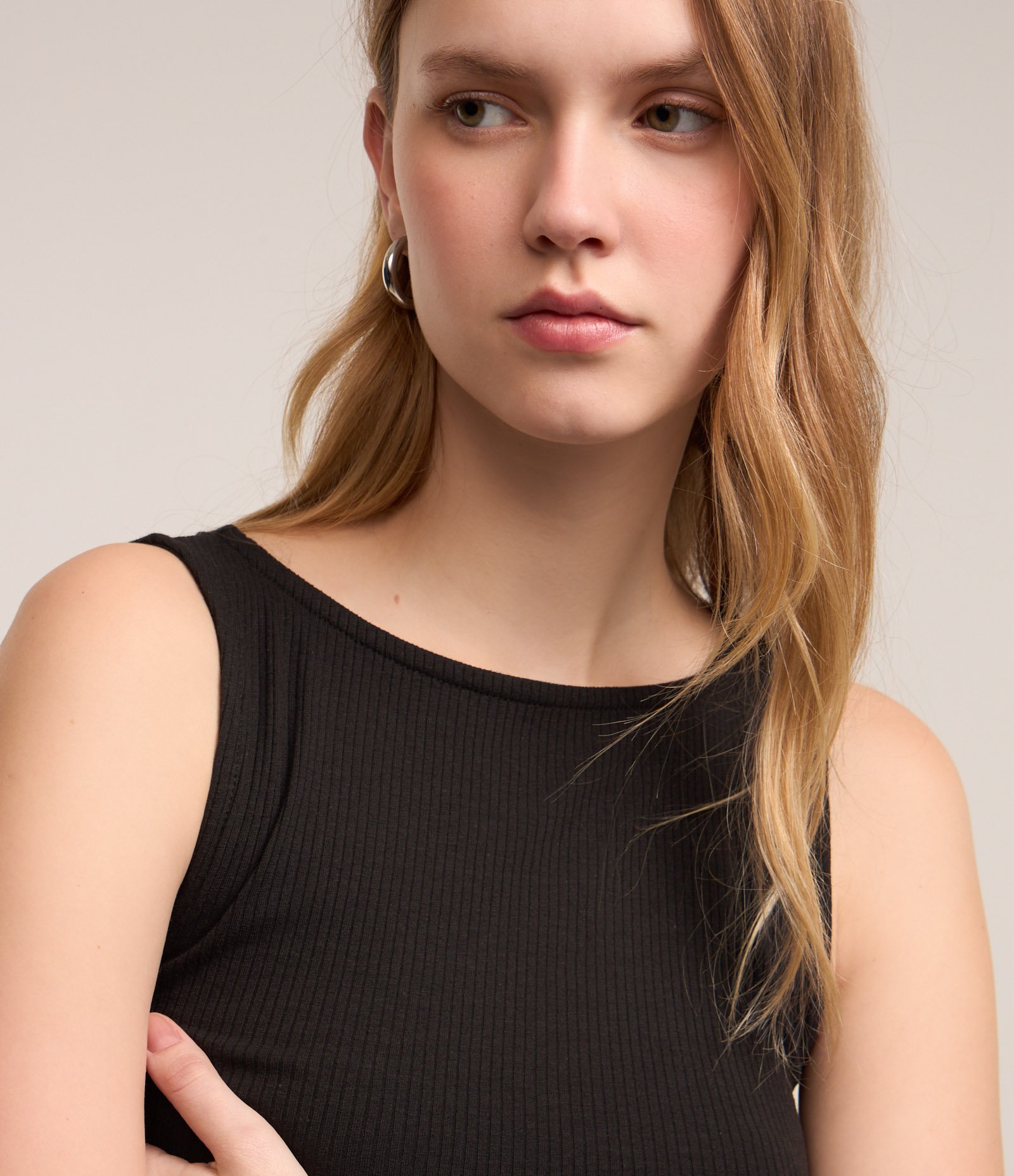 Vestido Longo em Ribana com Recorte Vazado na Cintura Preto 3