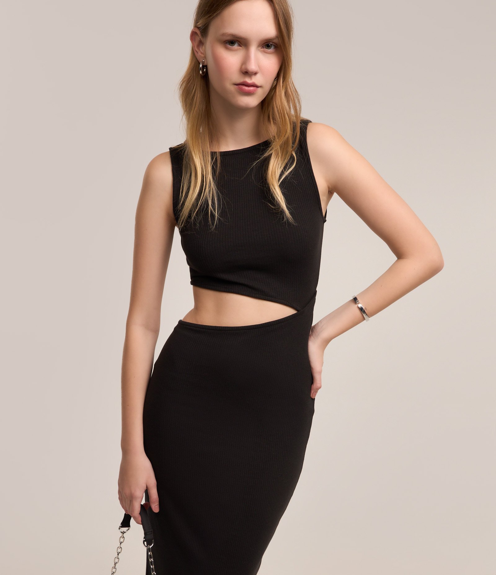 Vestido Longo em Ribana com Recorte Vazado na Cintura Preto 4