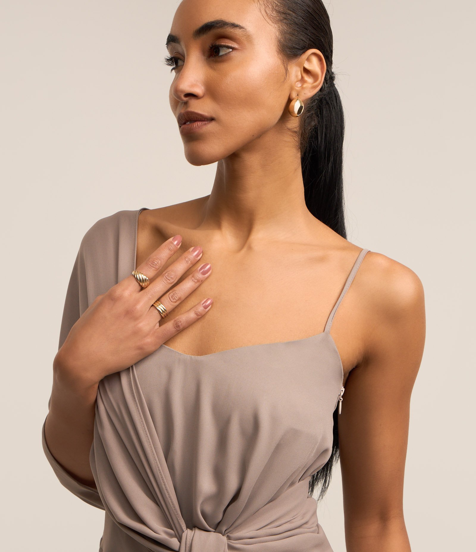 Vestido Midi Fluído em Voal com Sobreposição de Manga com Amarração Bege Acinzentado 2