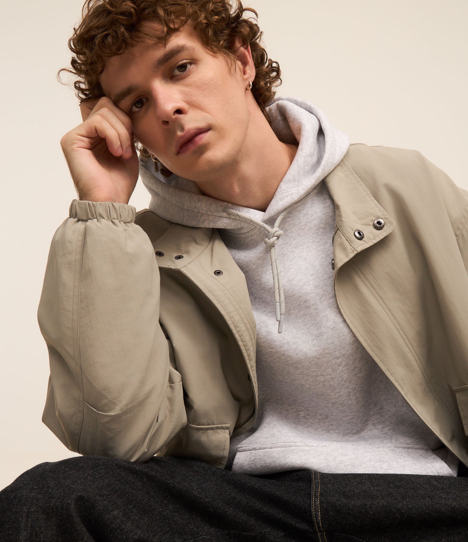 Blusão Fechado Comfort em Moletom com Capuz Cinza Claro 6