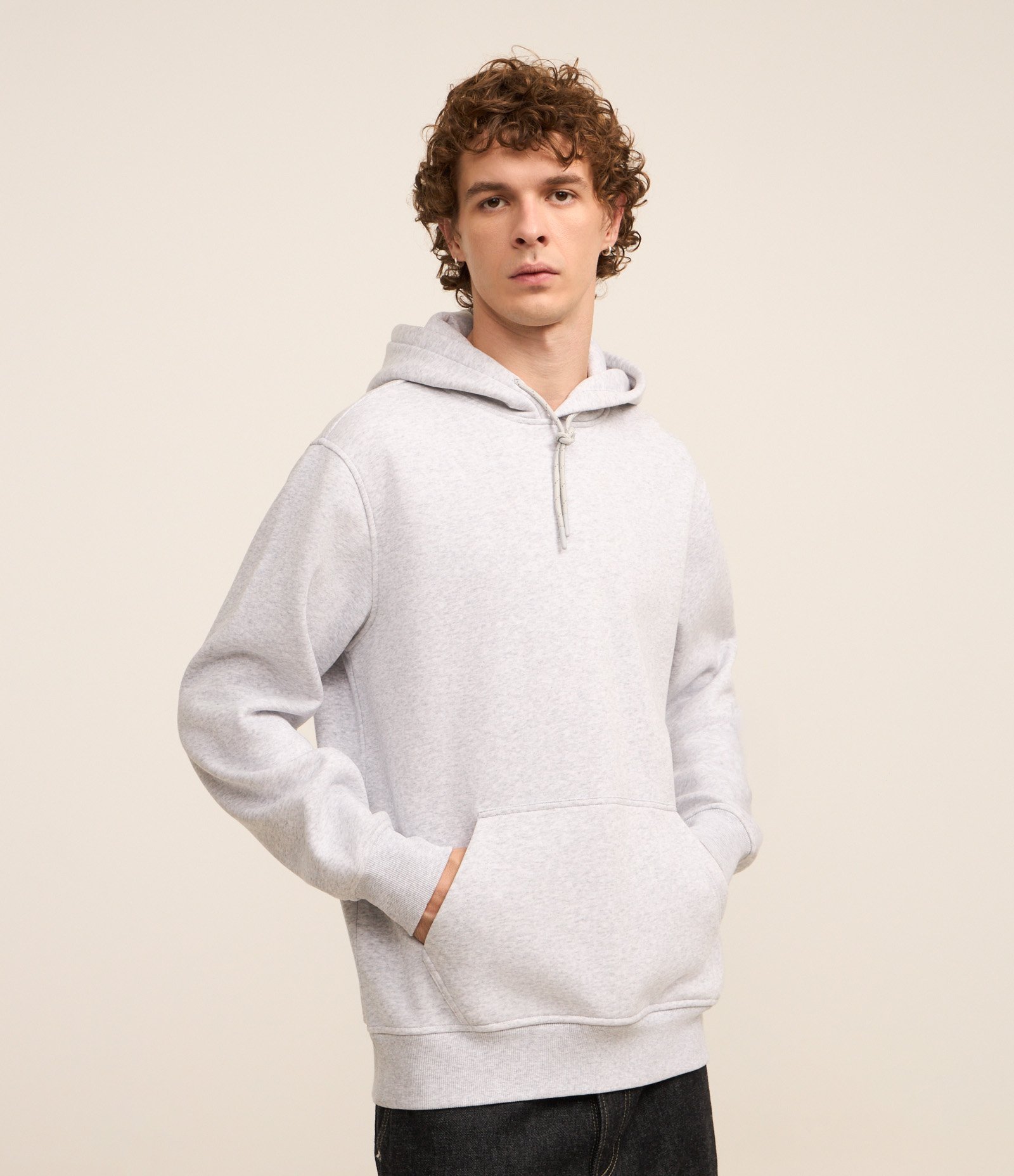 Blusão Fechado Comfort em Moletom com Capuz Cinza Claro 1