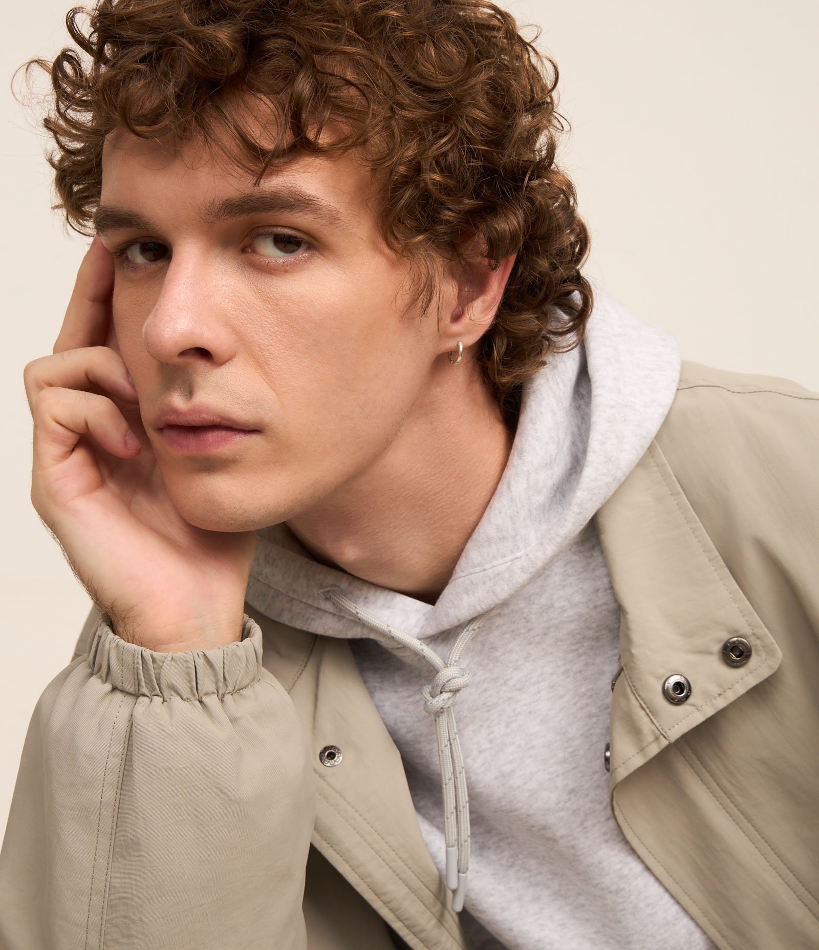 Blusão Fechado Comfort em Moletom com Capuz Cinza Claro 3