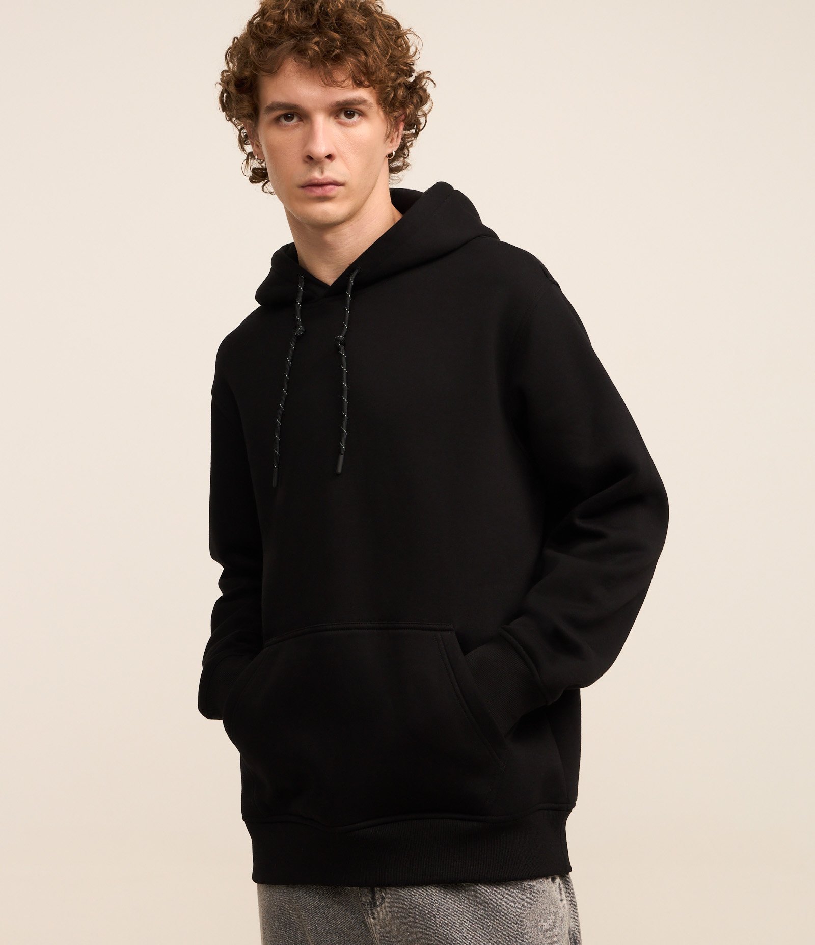 Blusão Fechado Comfort em Moletom com Capuz Preto 1