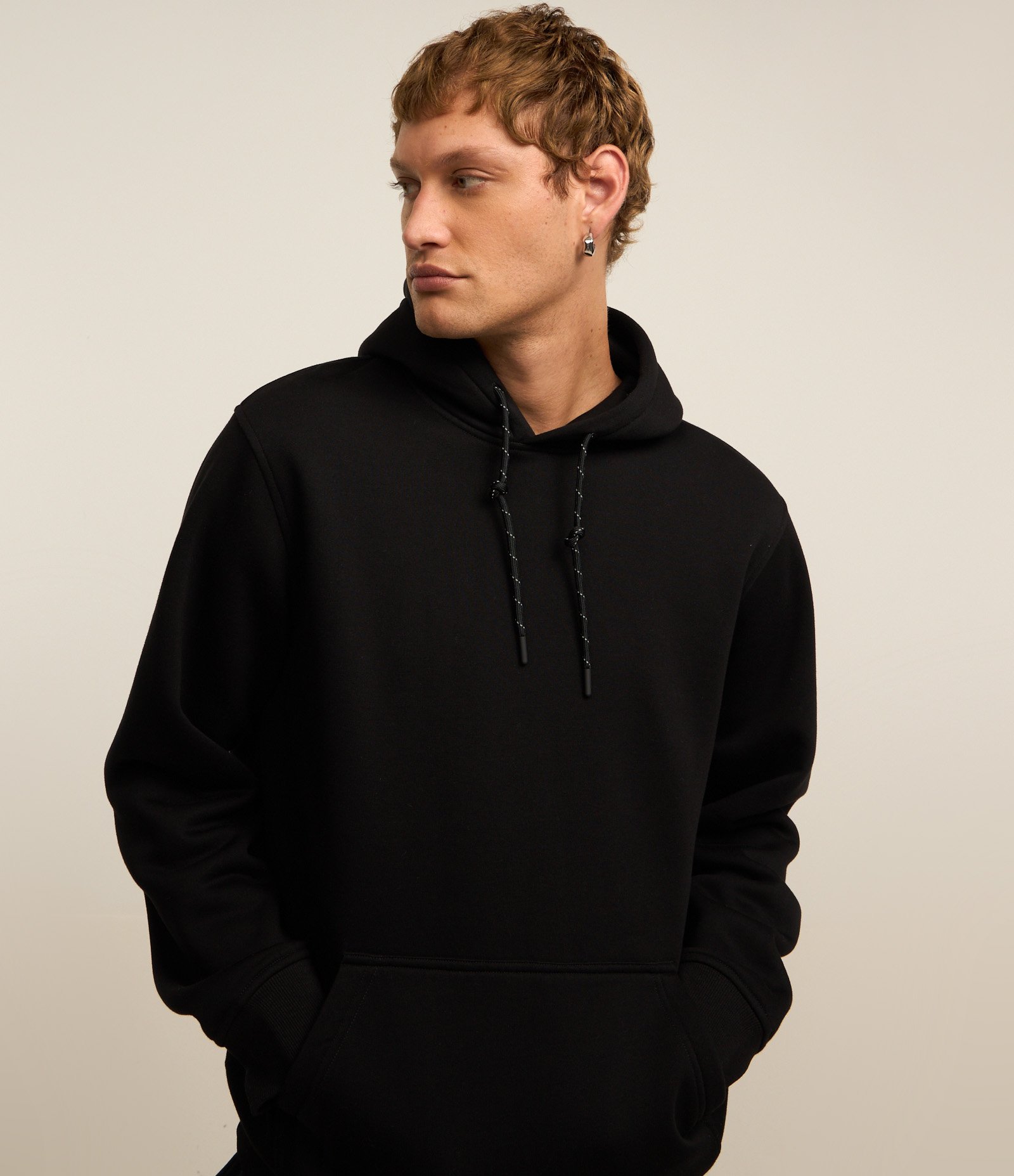 Blusão Fechado Comfort em Moletom com Capuz Preto 3