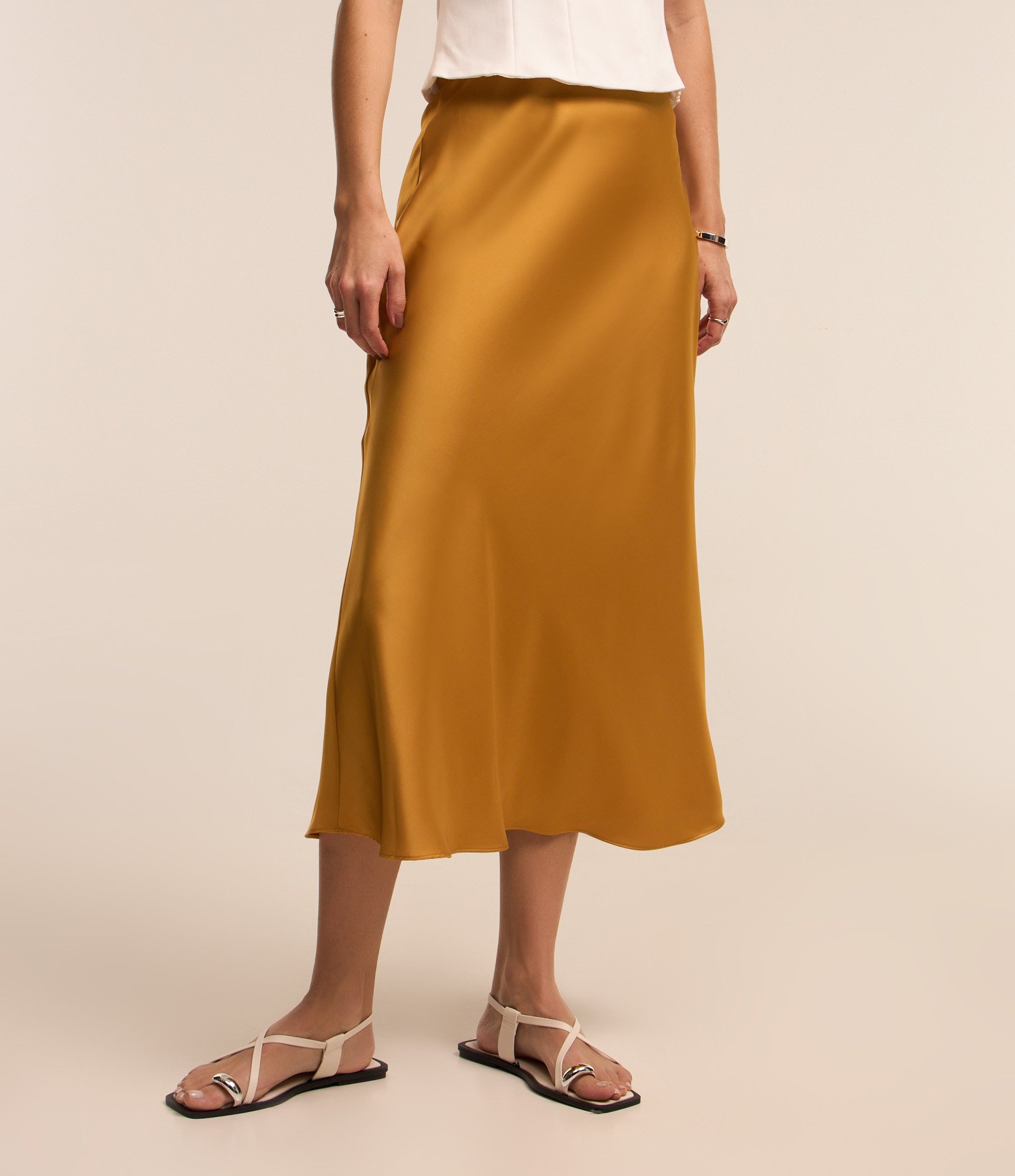 Saia Midi Evasê em Tecido Acetinado 3