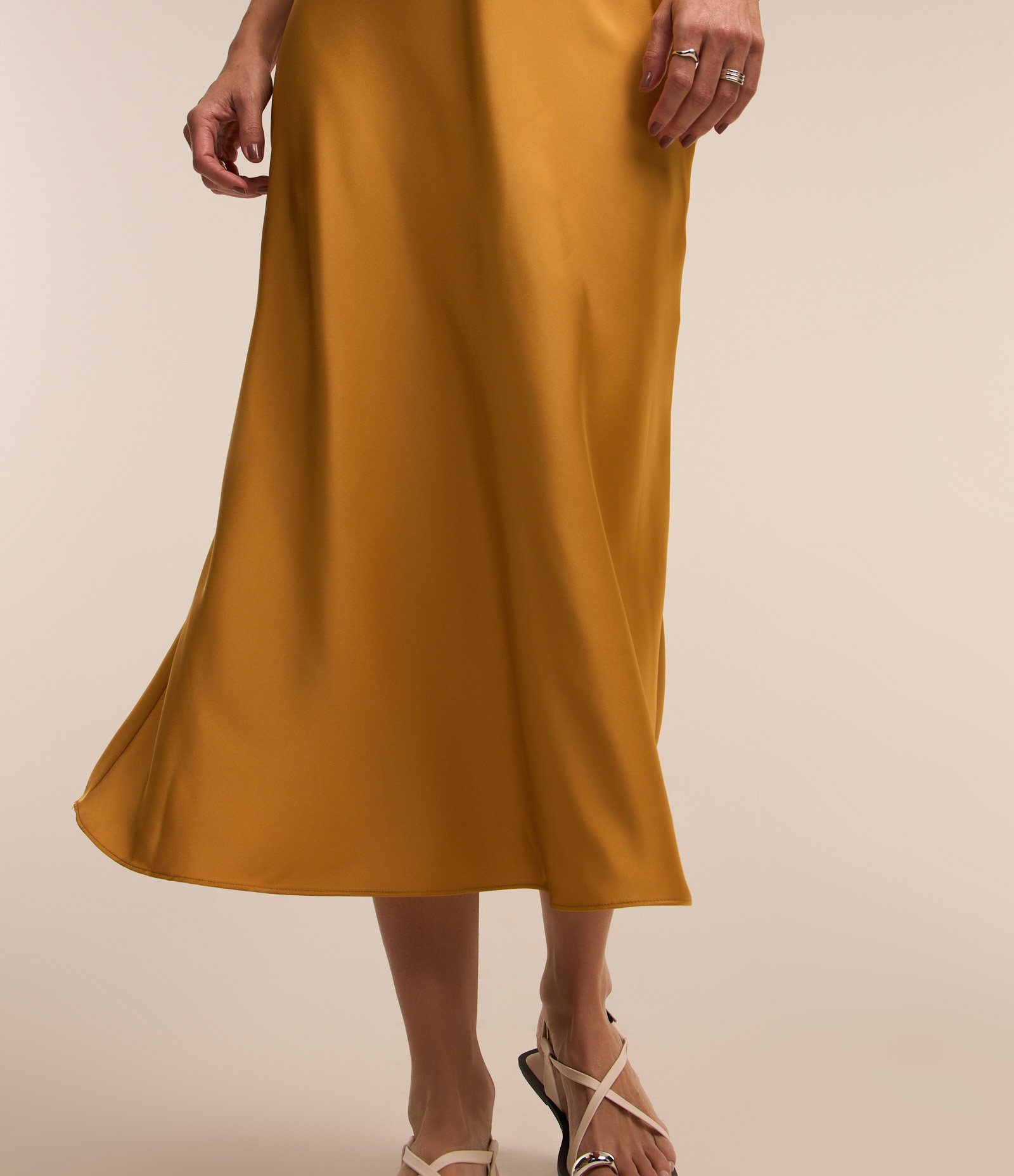 Saia Midi Evasê em Tecido Acetinado 5