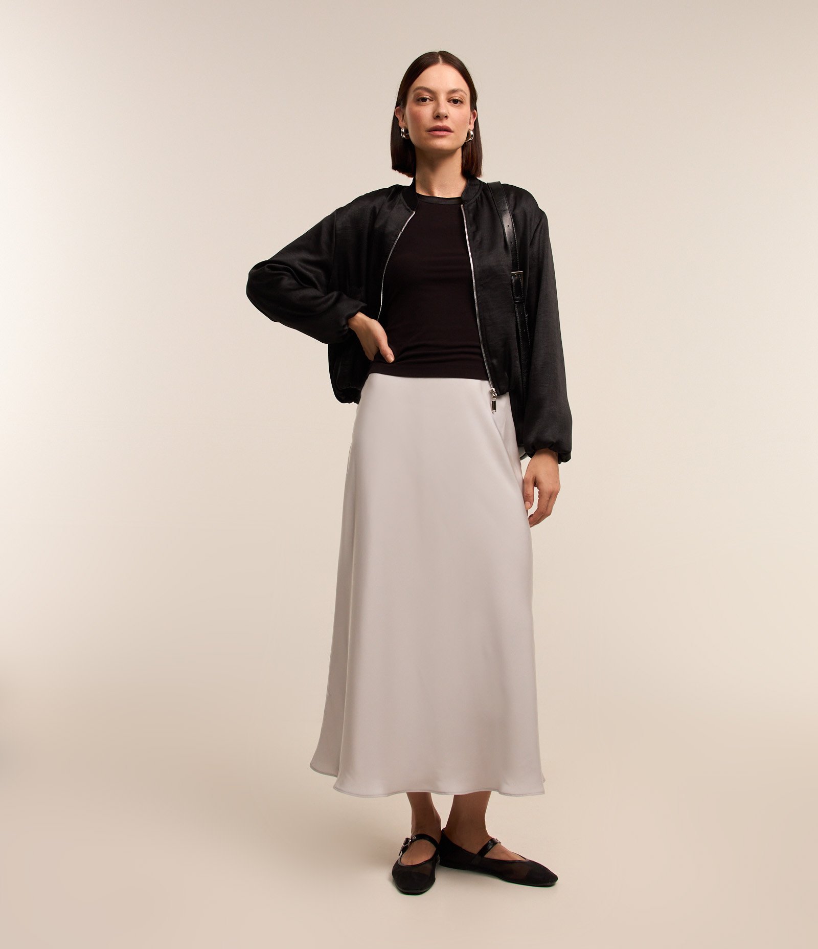 Saia Midi Evasê em Tecido Acetinado 1