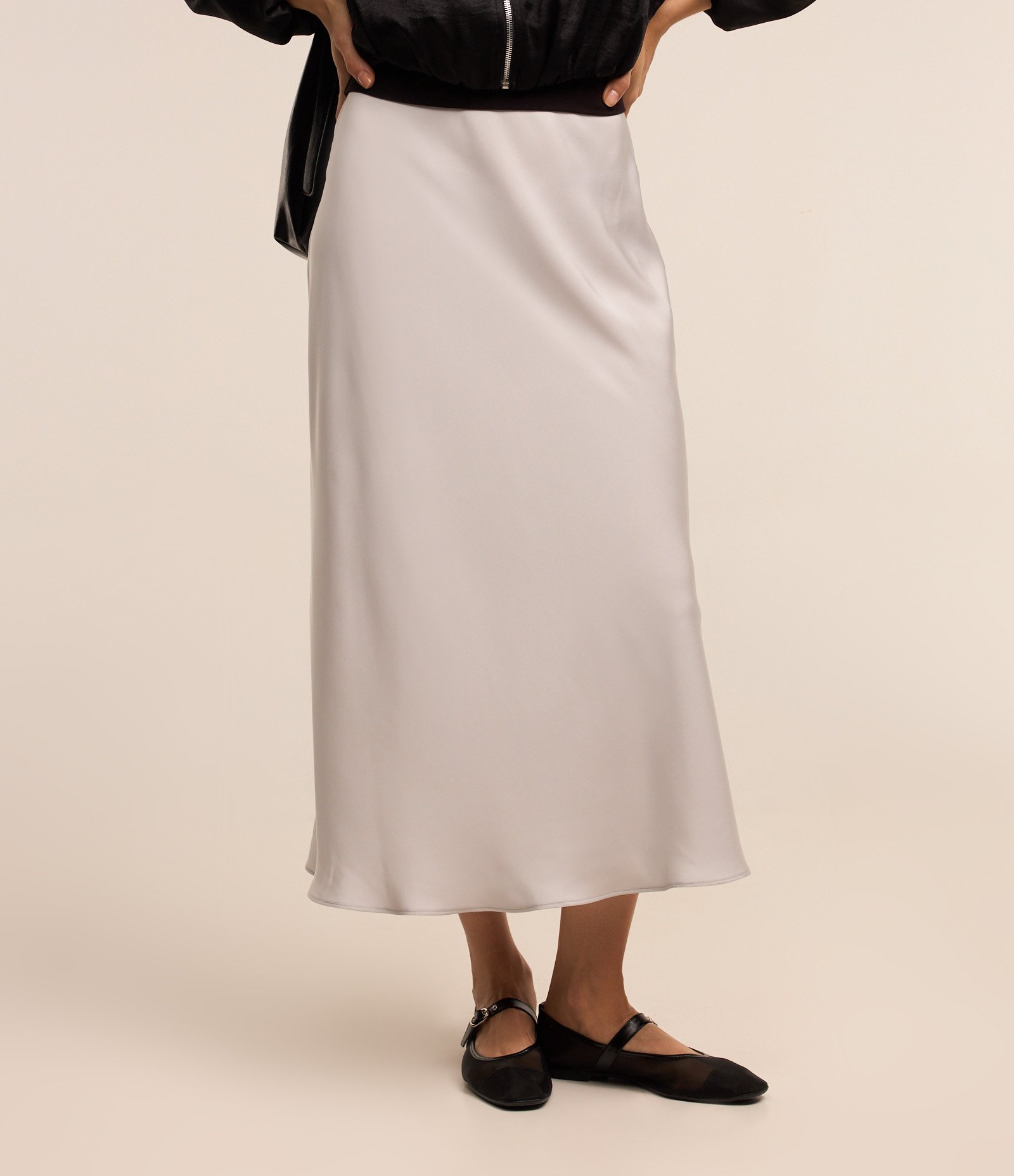 Saia Midi Evasê em Tecido Acetinado 3