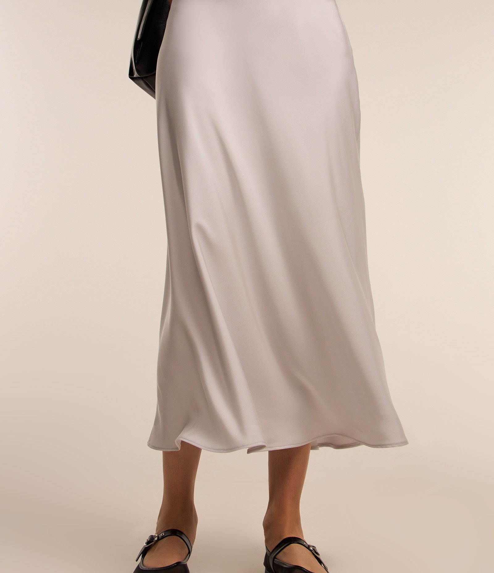 Saia Midi Evasê em Tecido Acetinado 4