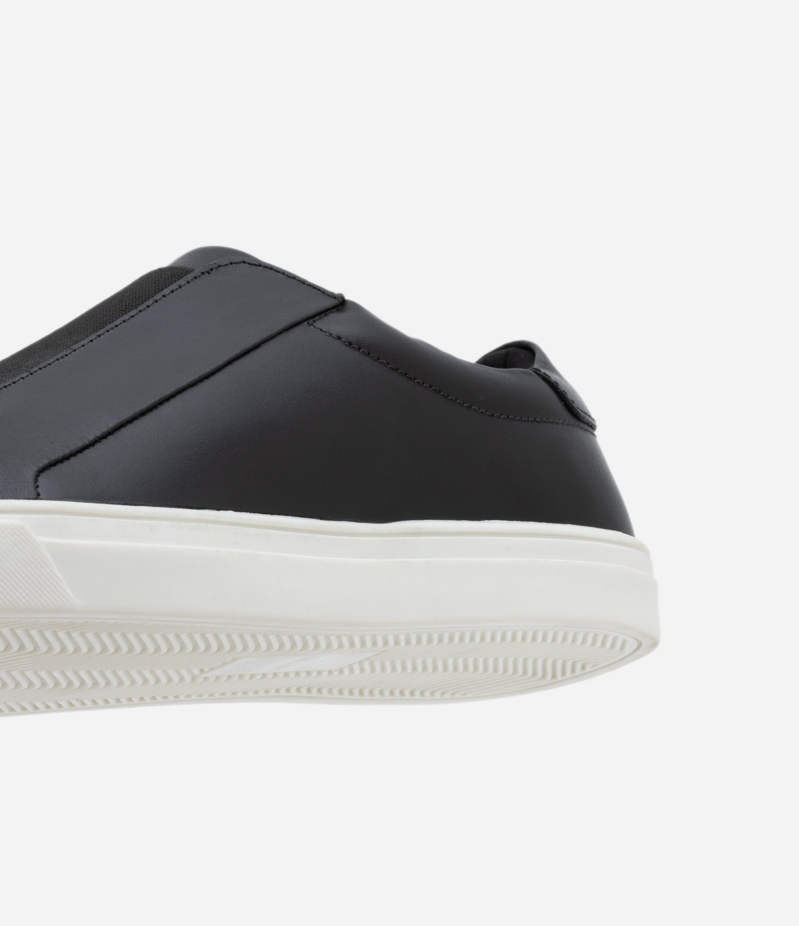 Tênis Slip On em Couro com Recortes e Elástico na Parte Superior Preto 3