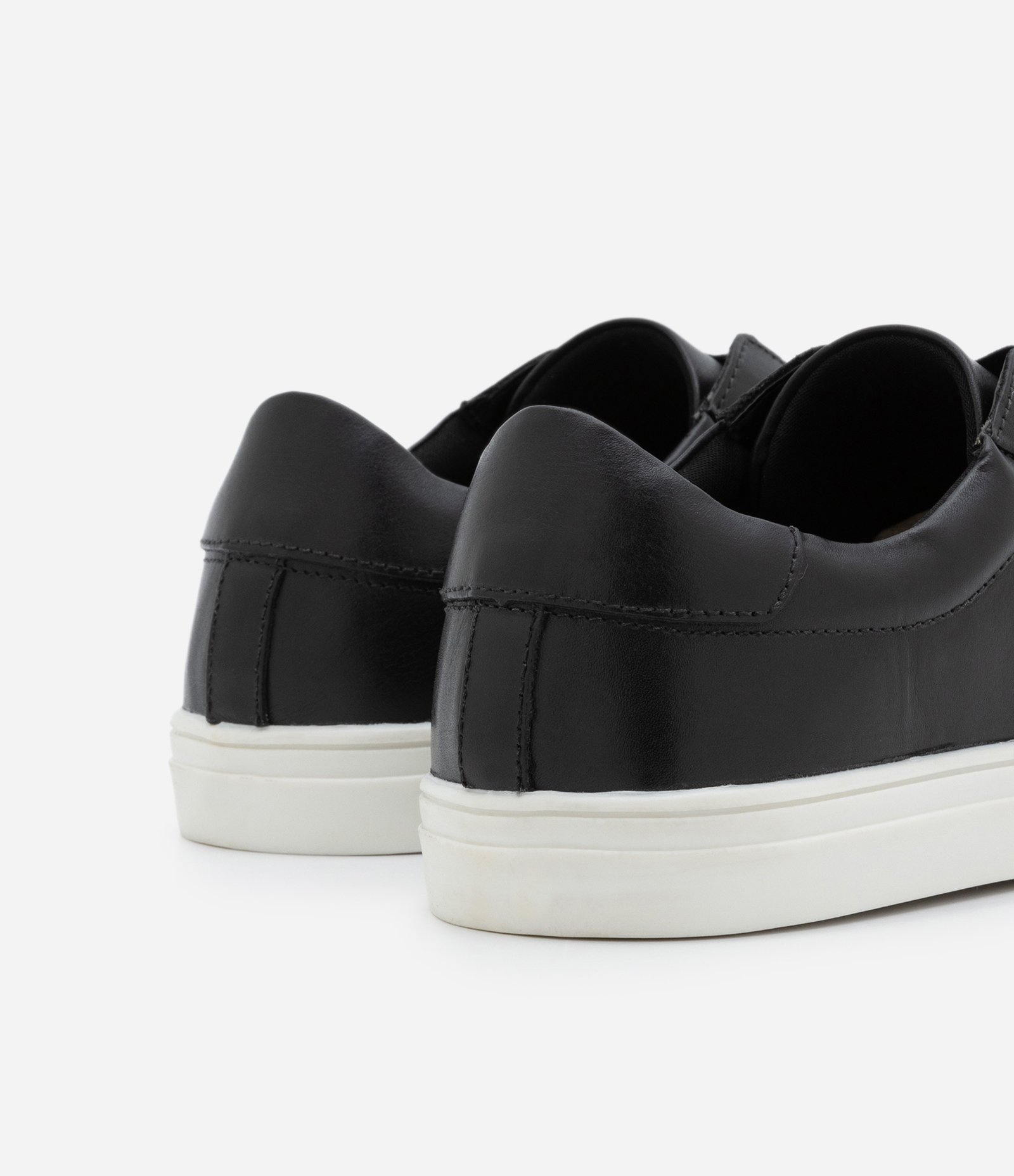 Tênis Slip On em Couro com Recortes e Elástico na Parte Superior Preto 4