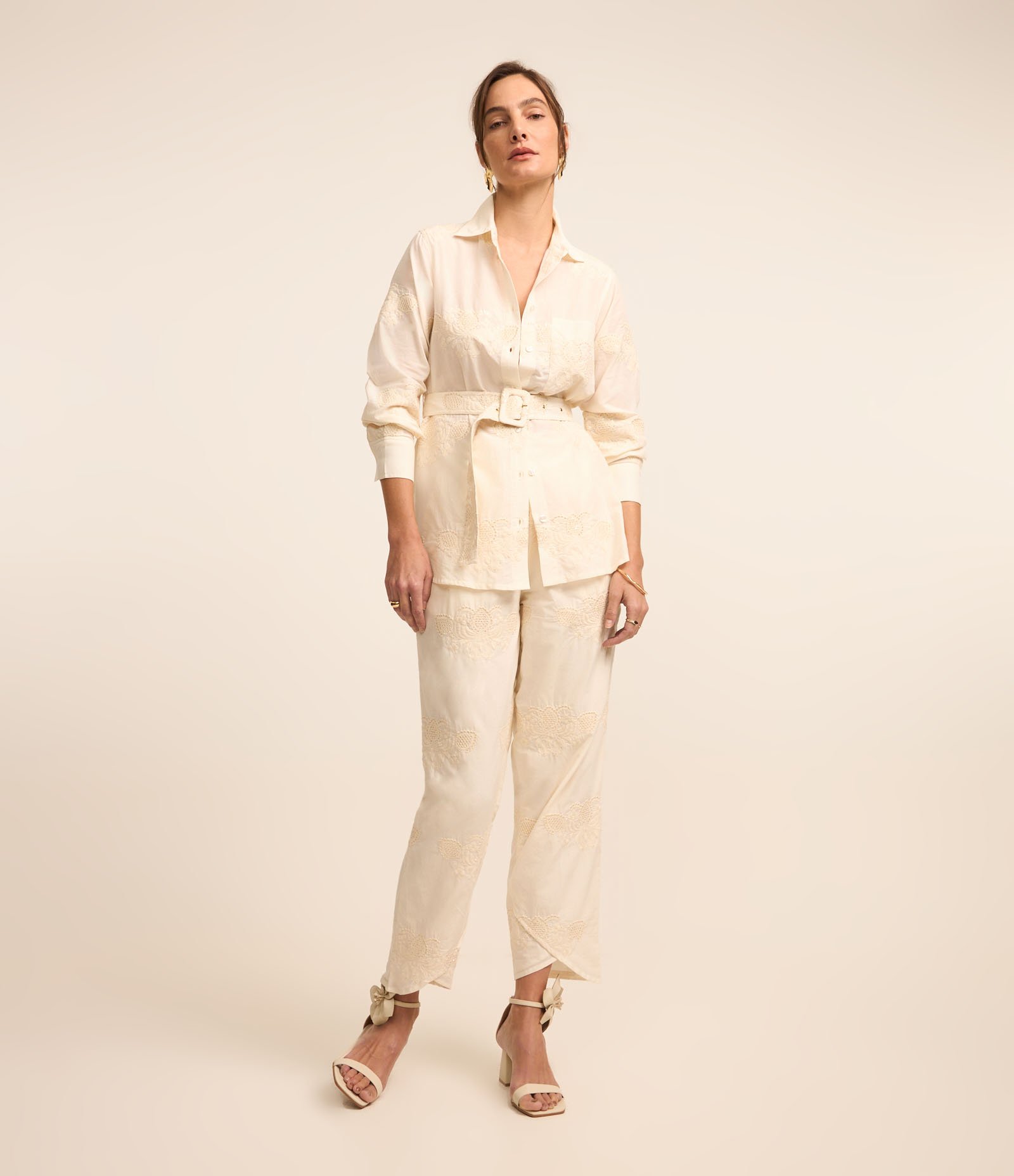 Camisa Alongada em Algodão Bordado com Textura e Cinto Off White 2