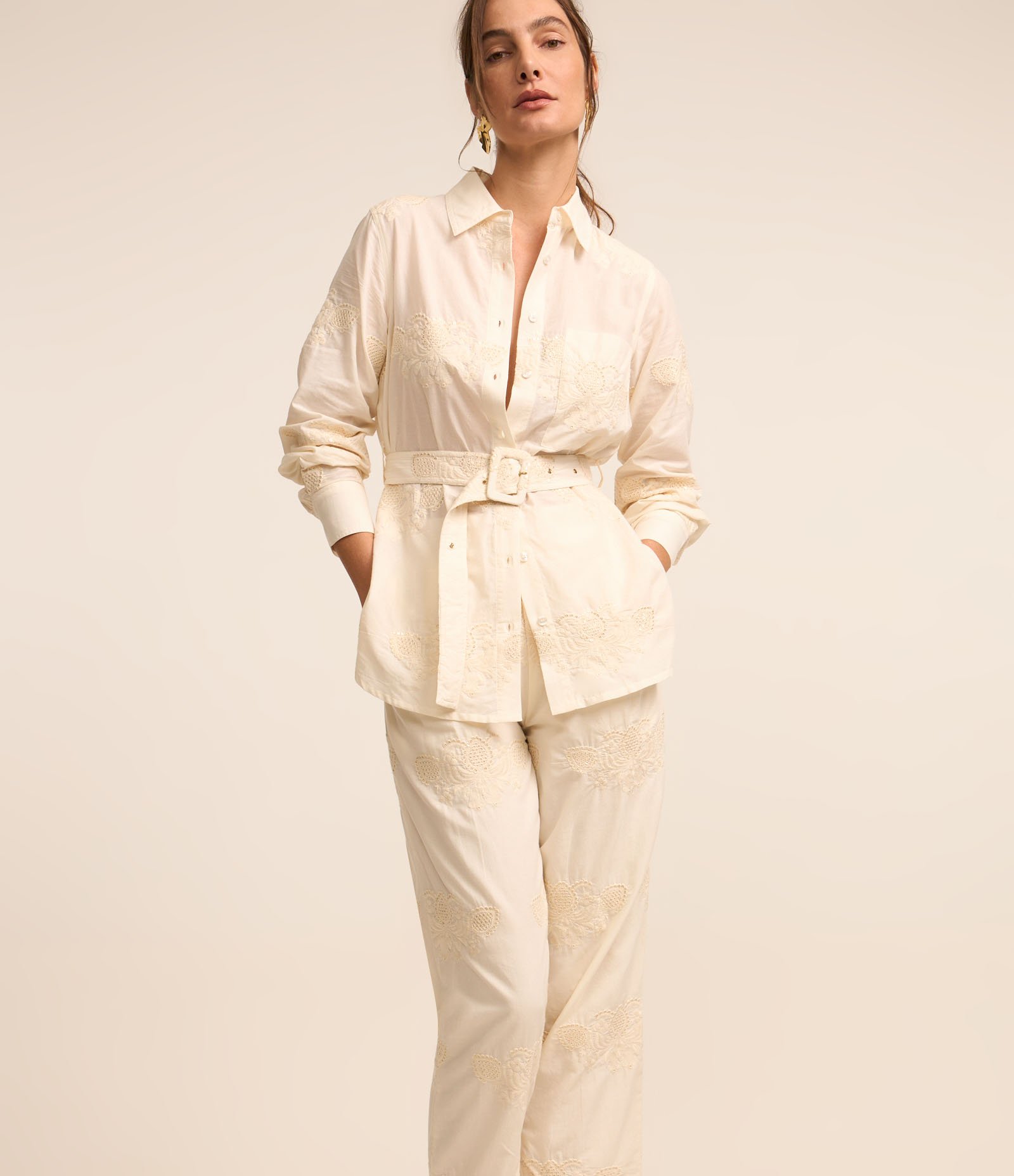 Calça Cenoura em Algodão Bordado e Pregas Off White 2