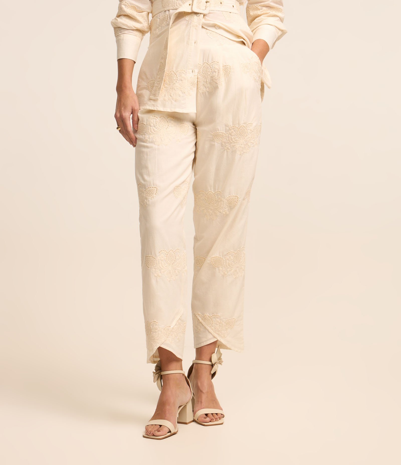 Calça Cenoura em Algodão Bordado e Pregas Off White 3