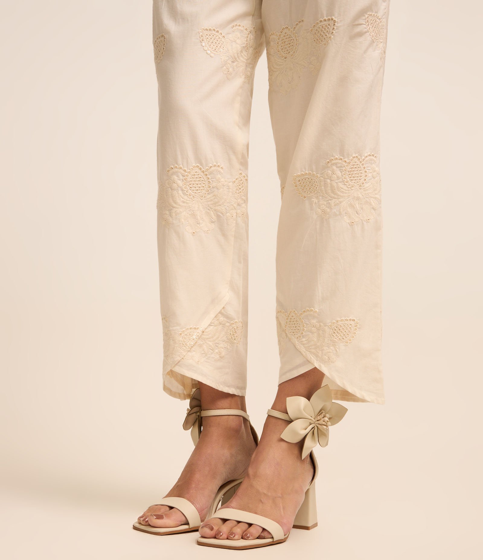 Calça Cenoura em Algodão Bordado e Pregas Off White 4