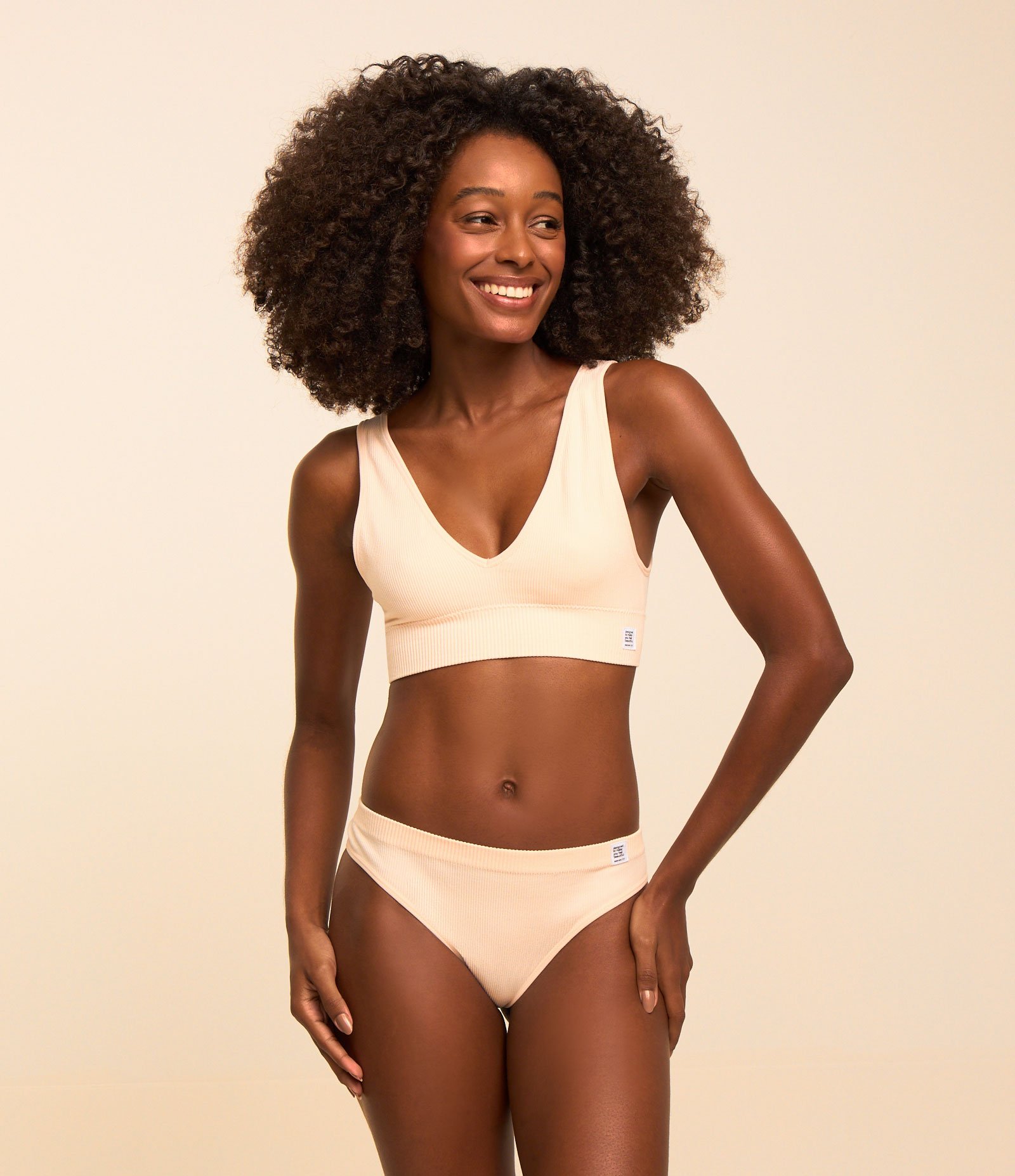 Calcinha Biquini Fio Sem Costura com Textura Canelada Bege 1