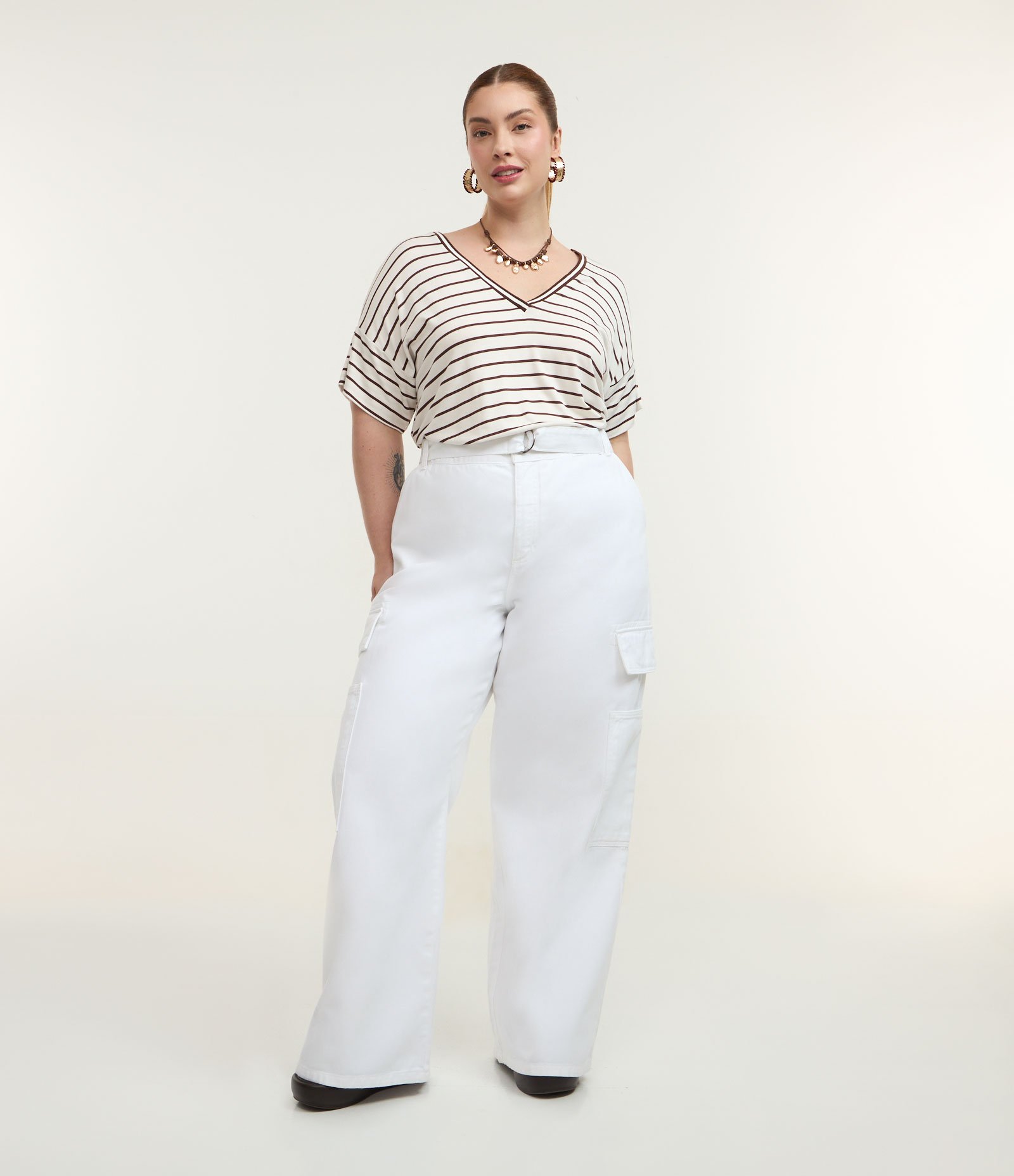 Calça Wide Leg em Sarja com Bolsos Cargo e Cinto Faixa Curve & Plus Size Branco 1