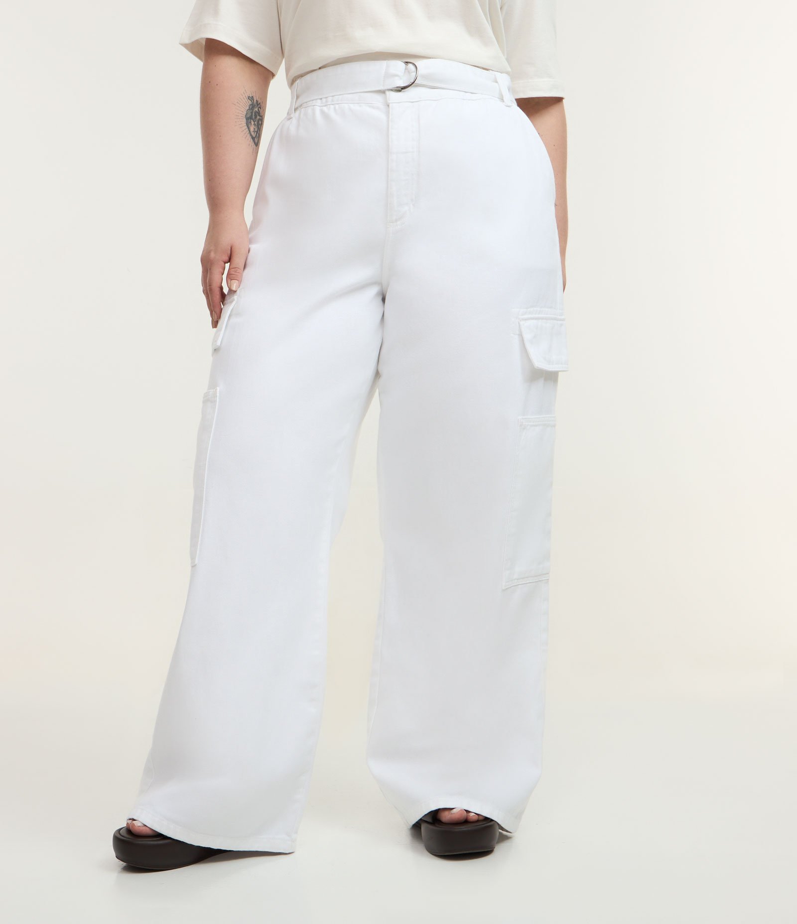 Calça Wide Leg em Sarja com Bolsos Cargo e Cinto Faixa Curve & Plus Size Branco 2