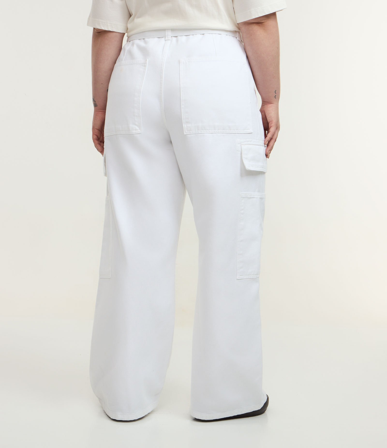 Calça Wide Leg em Sarja com Bolsos Cargo e Cinto Faixa Curve & Plus Size Branco 4
