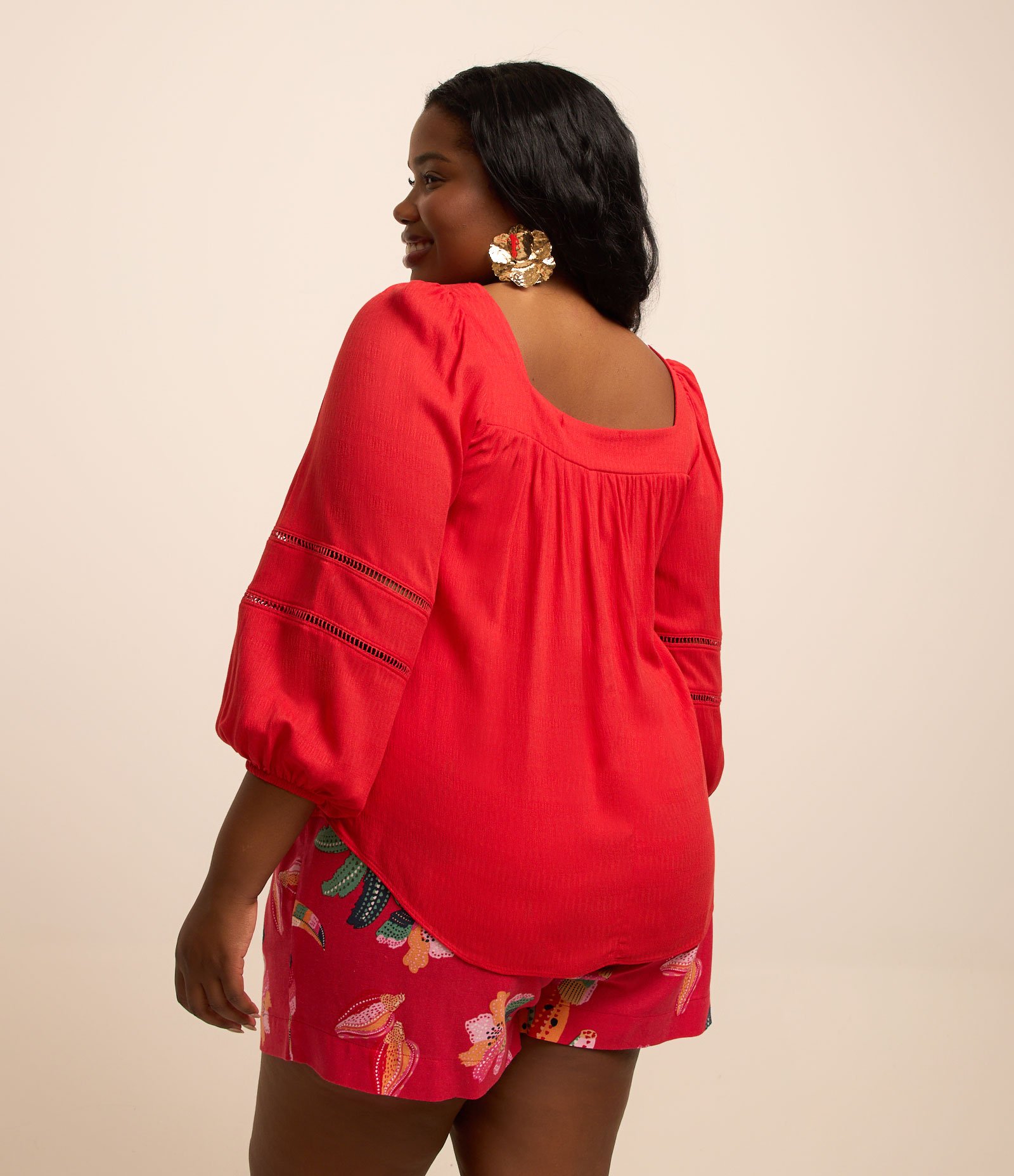 Blusa Bata em Viscose com Entremeios Curve & Plus Size Vermelho 3