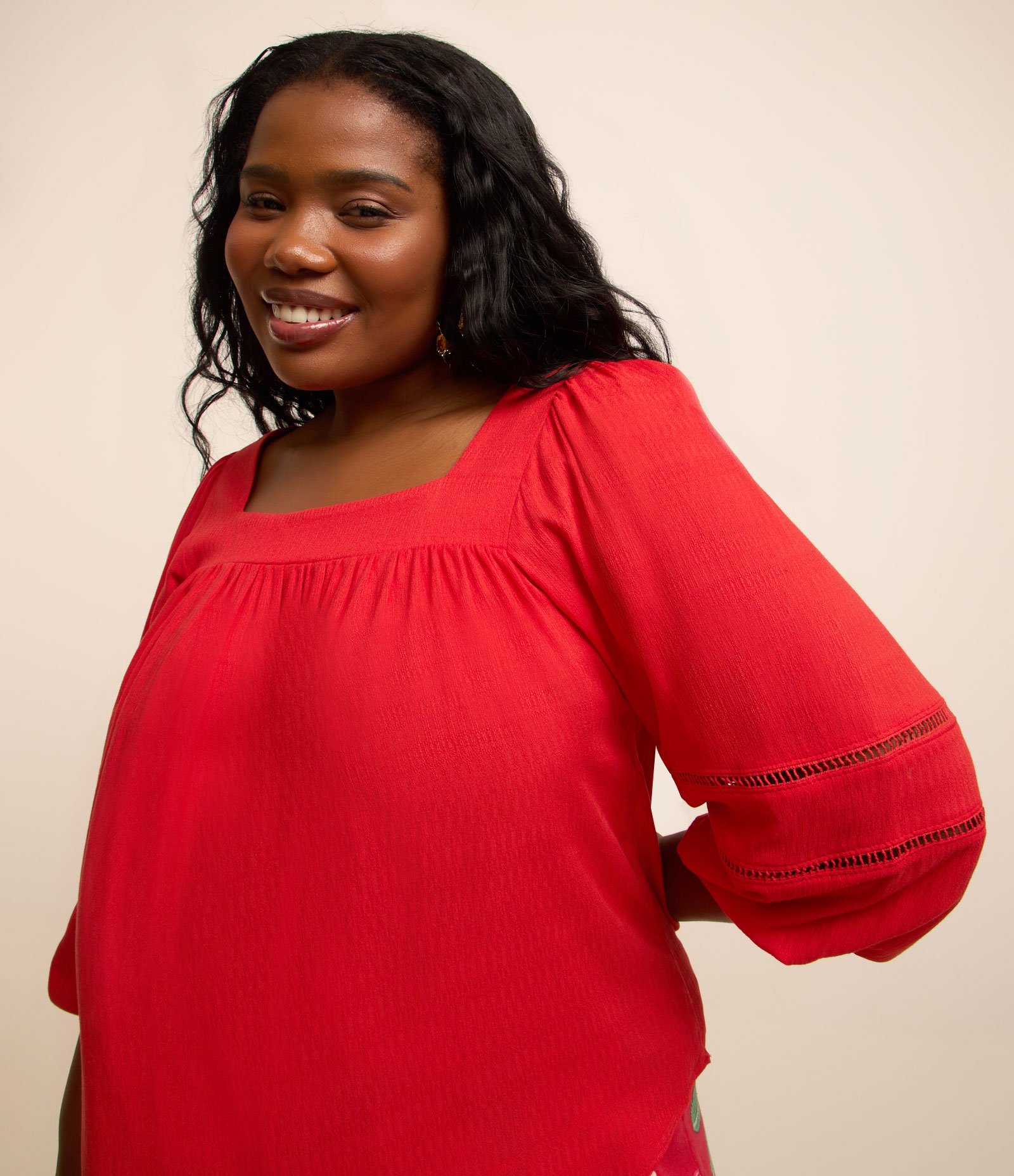 Blusa Bata em Viscose com Entremeios Curve & Plus Size Vermelho 4