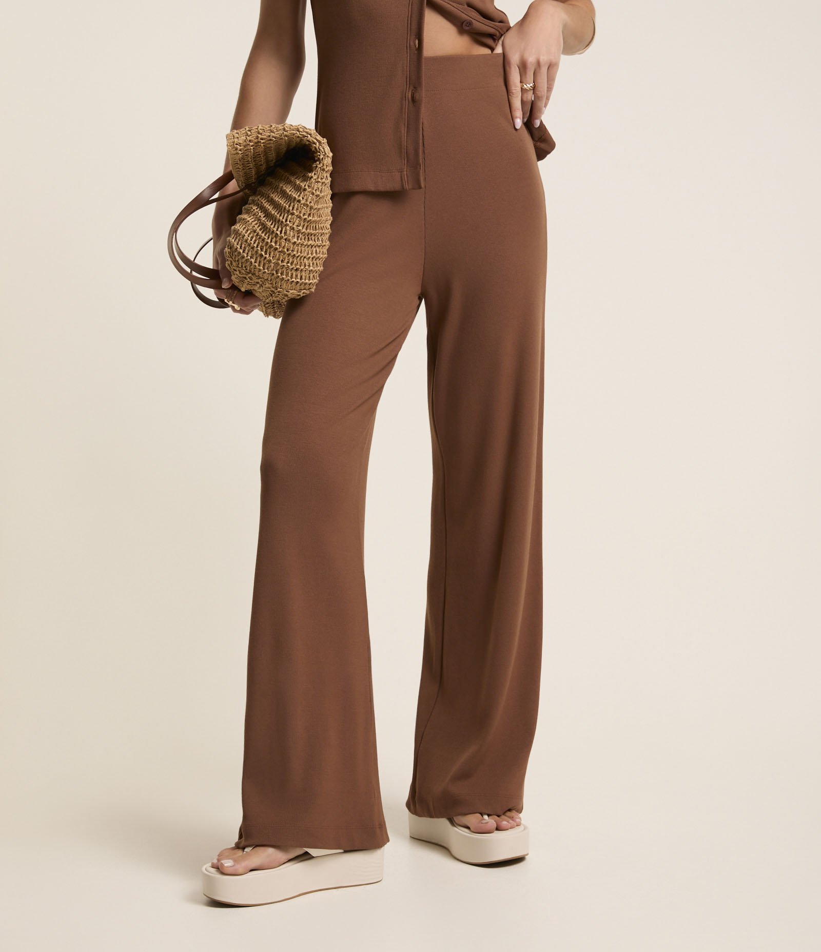 Calça Pantalona em Ribana com Textura Canelada e Cós Elástico Marrom 3