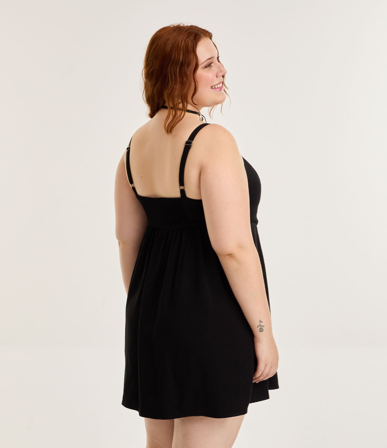 Vestido Curto Alfaiataria com Saia Evasê Curve & Plus Size Preto 5