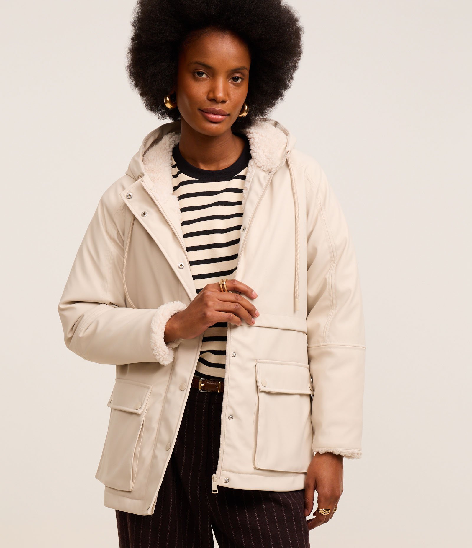 Jaqueta Parka Emborrachada em PU com Forro Peluciado Bege 1