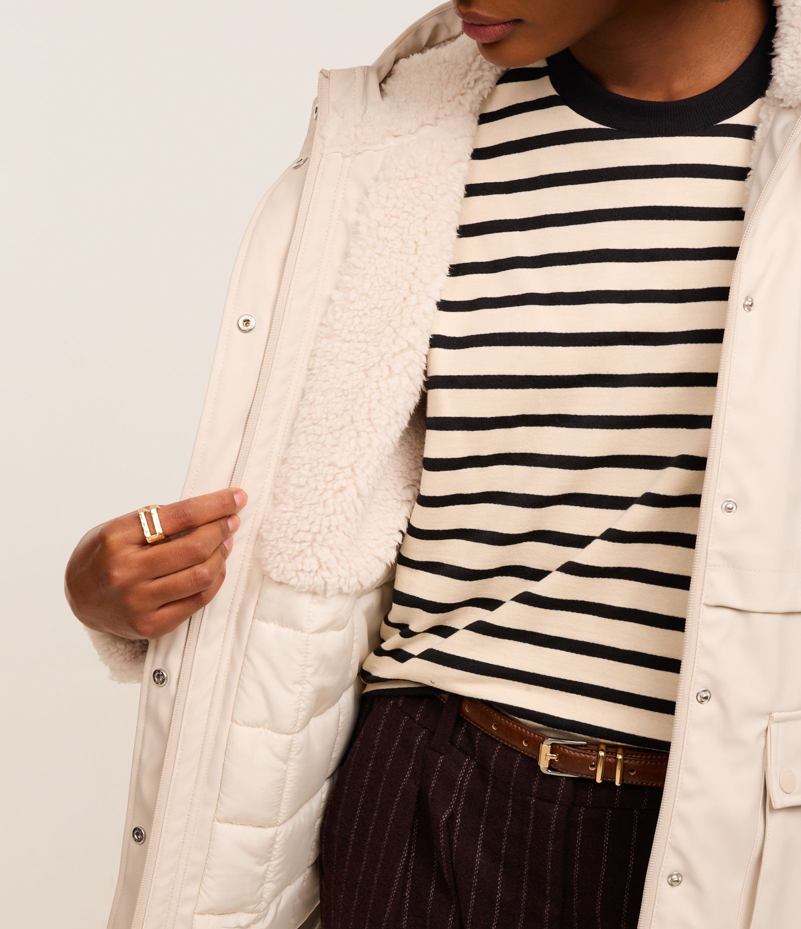 Jaqueta Parka Emborrachada em PU com Forro Peluciado Bege 3