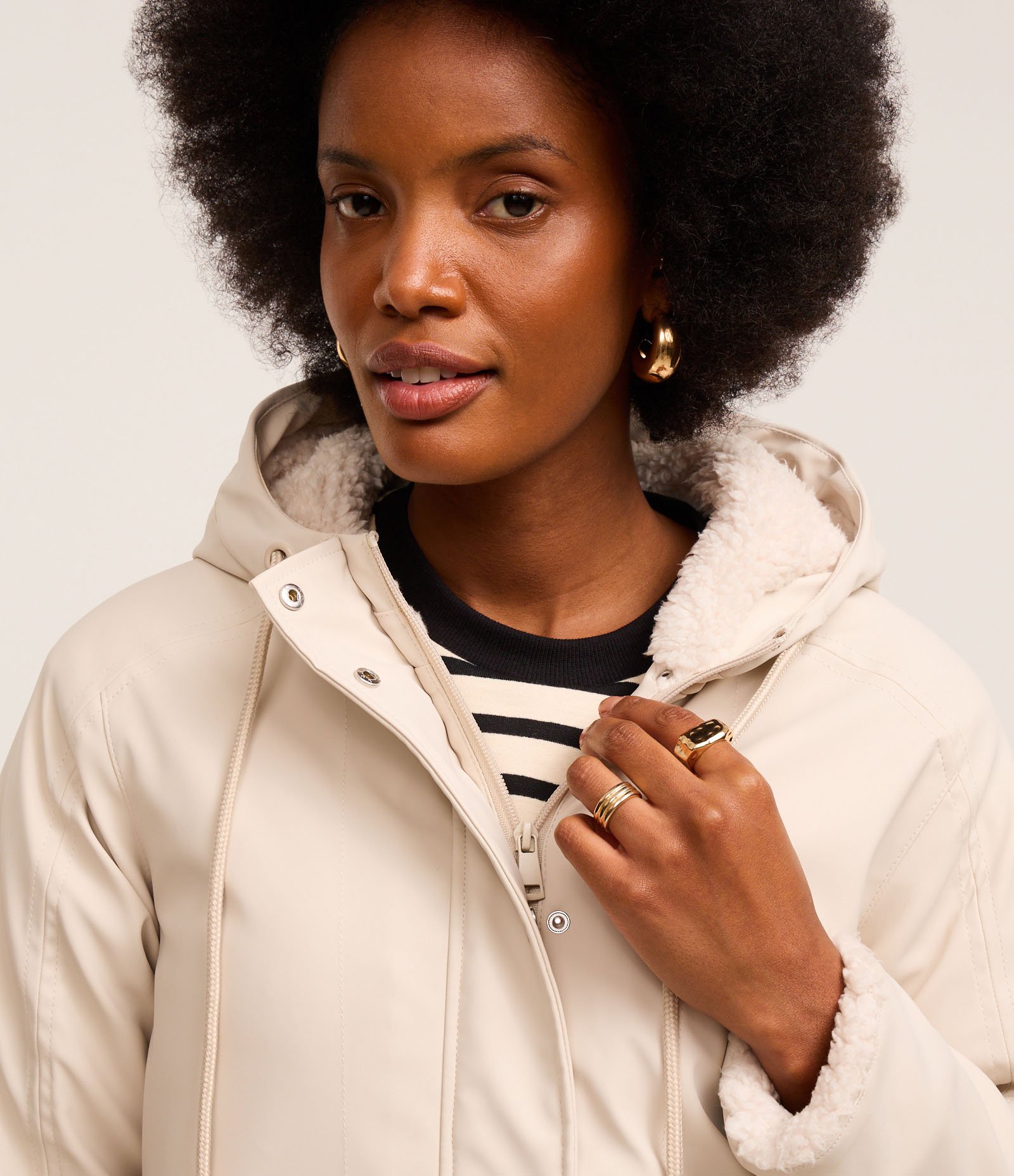 Jaqueta Parka Emborrachada em PU com Forro Peluciado Bege 4