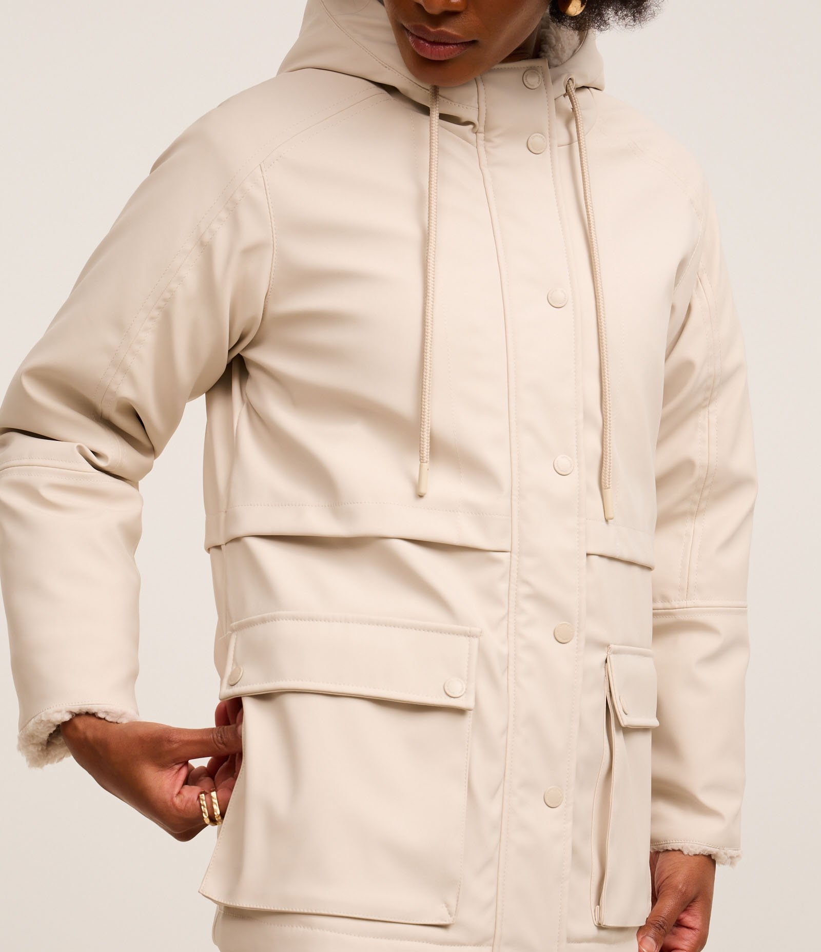 Jaqueta Parka Emborrachada em PU com Forro Peluciado Bege 5