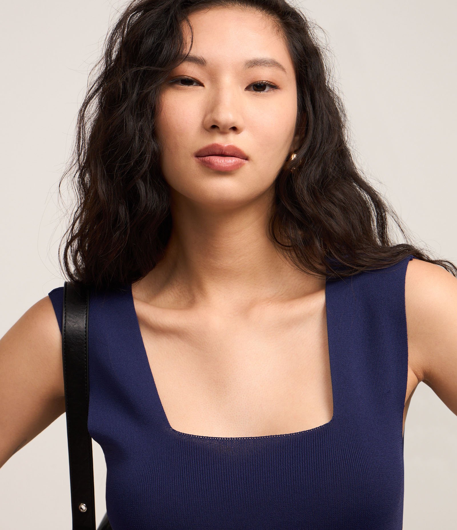 Blusa em Tricô com Decote Quadrado e Alça Larga Azul Marinho 4