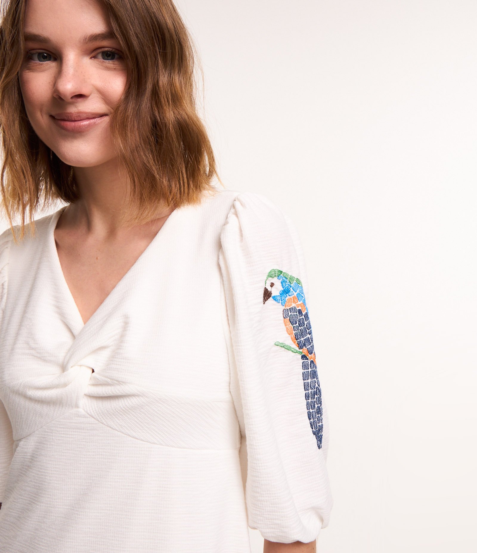 Vestido Curto com Busto Torcido e Bordado de Arara na Manga Branco Neve 3