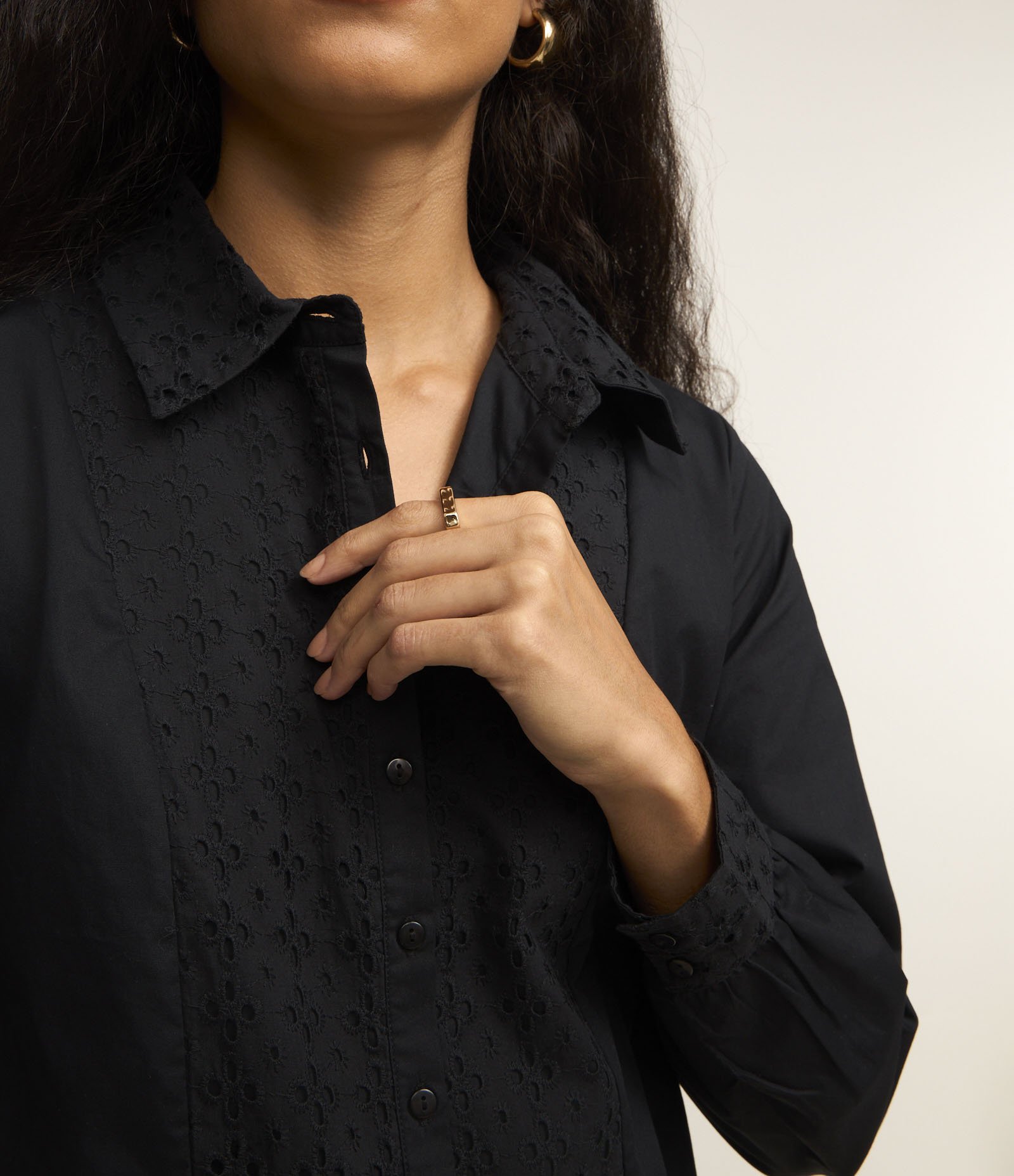 Vestido Curto em Tricoline com Detalhamento de Laise Frontal Preto 3