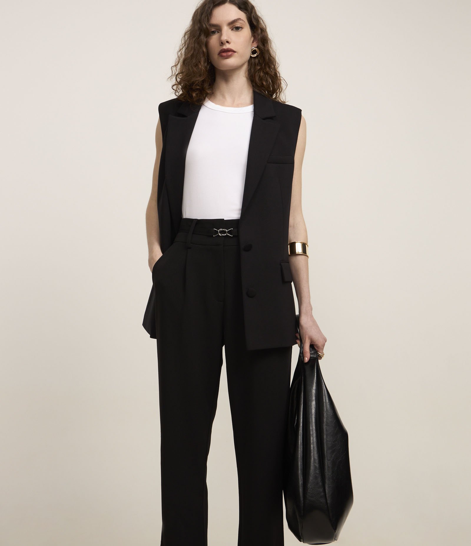 Calça Cenoura em Crepe com Cinto Fino com Fivela Preto 2